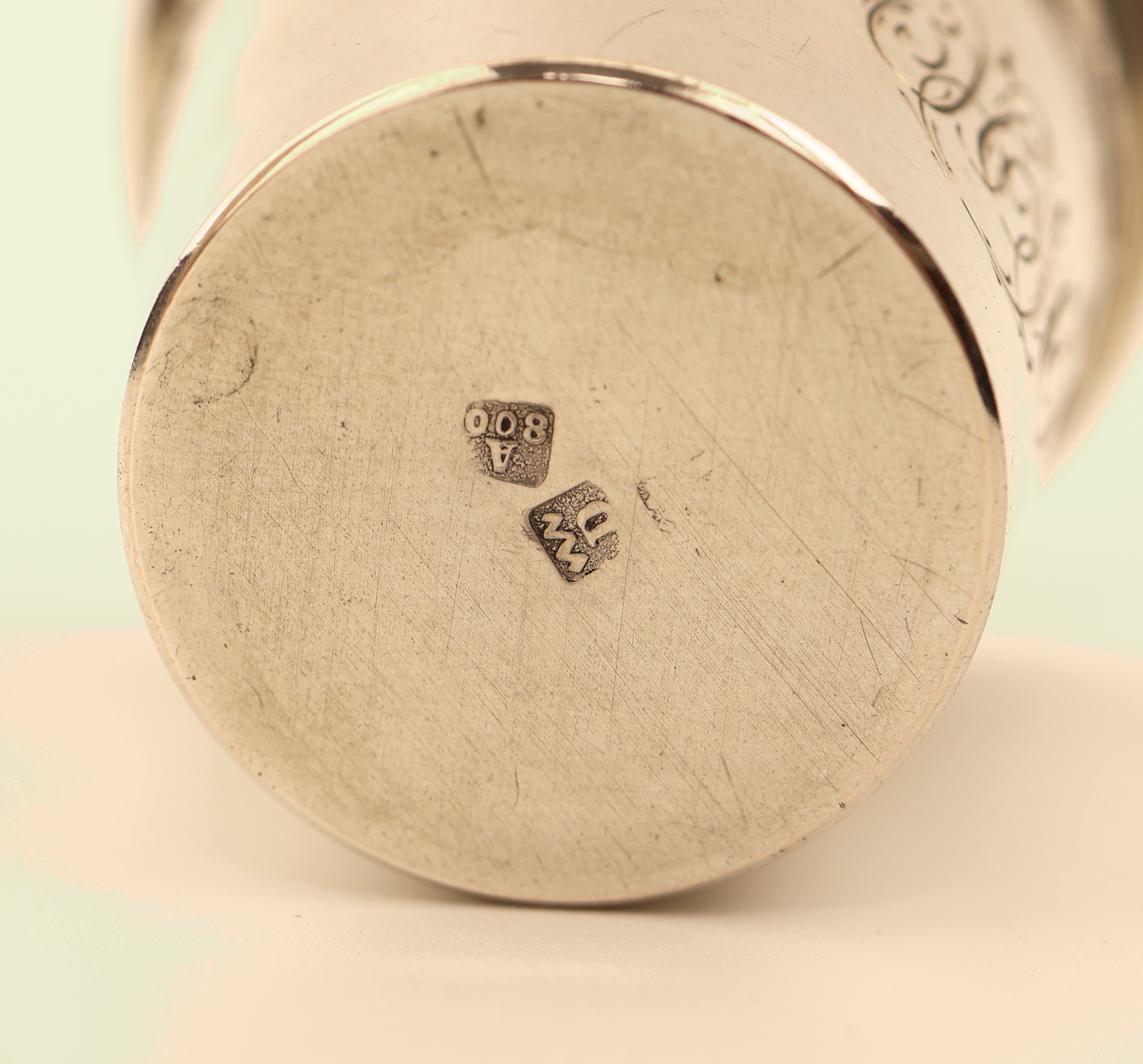 Detail d: Set 8 Schnapsbecher, Frankreich um 1883, 950er Silber, umlaufendes Akanthusblattdekor, anlässlich des Fechtwettbewerbs "L'Etoile des ...