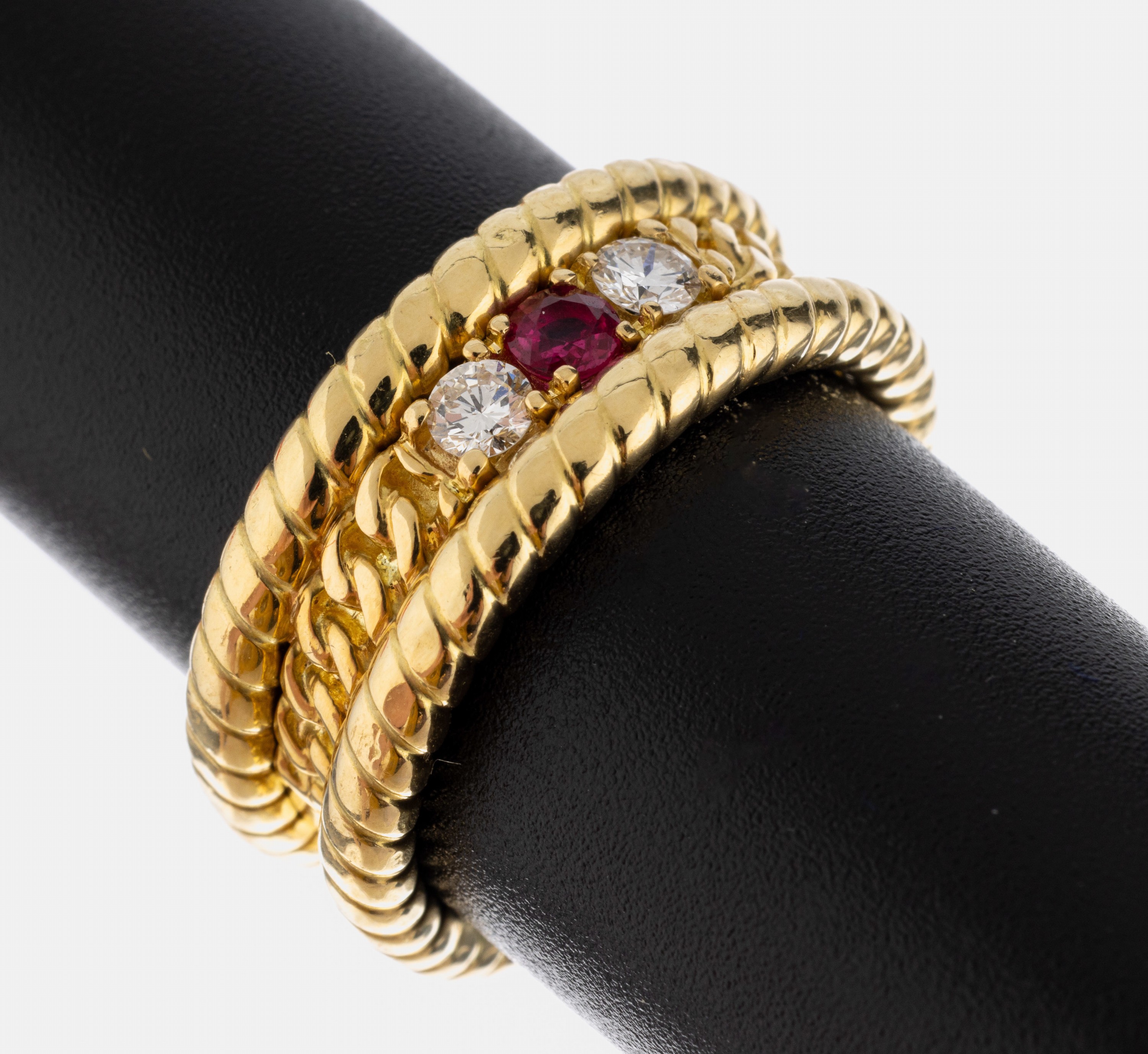 18 kt Gold Rubin-Brillant-Ring, GG 750/000,Ringschiene seitl. gekordelt, 1 rundfacett. Rubin ca. 0.10 ct, 2 Brillanten zus. ca. 0.20 ct feines ...