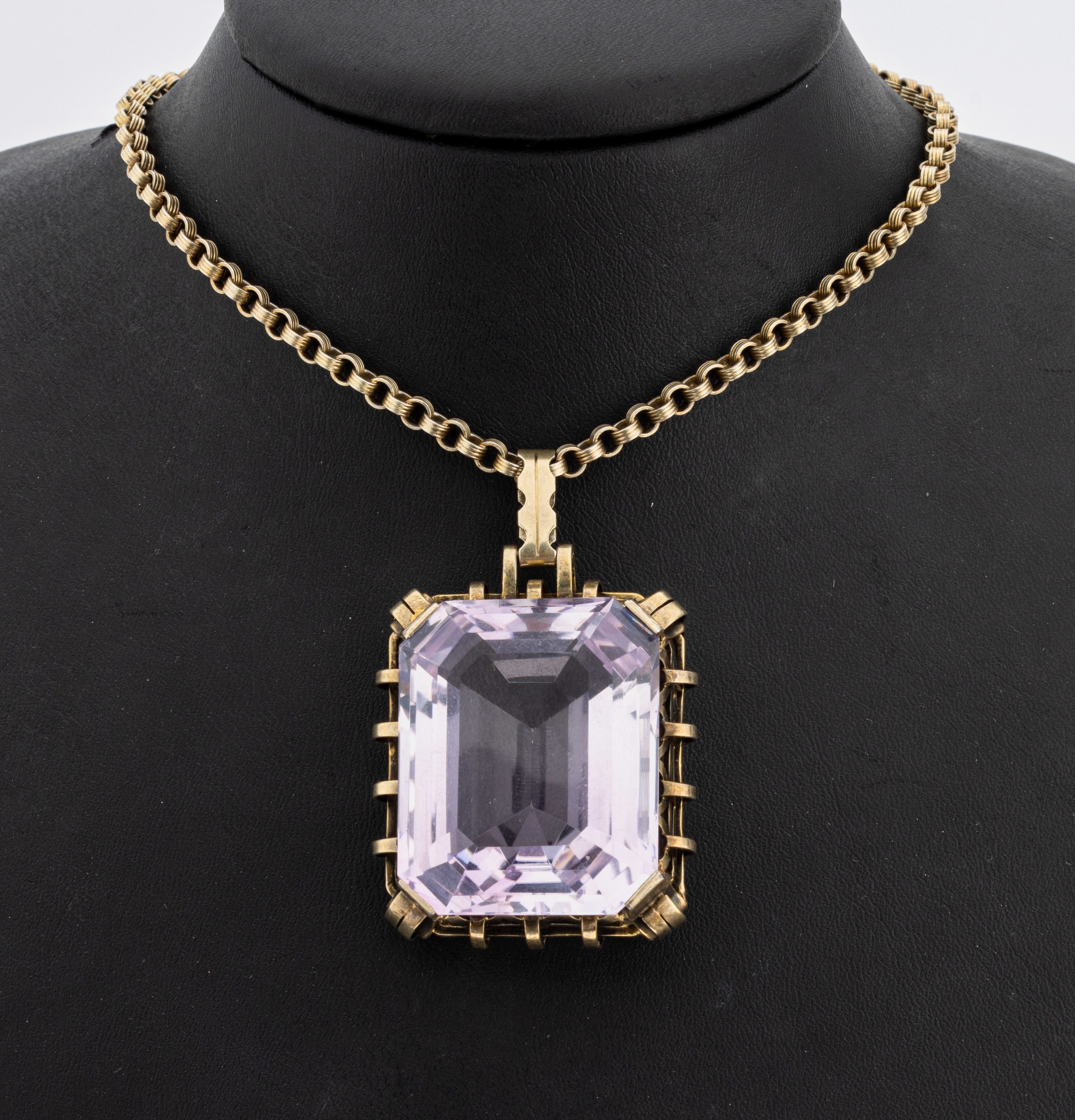 Amethyst-Anhänger, 1930er Jahre, Silber verg., Amethyst im Treppenschliff ca. 120 ct, 6 x 3.5 cm, an Kette, Silber verg., L. ca. 47 cm, ...