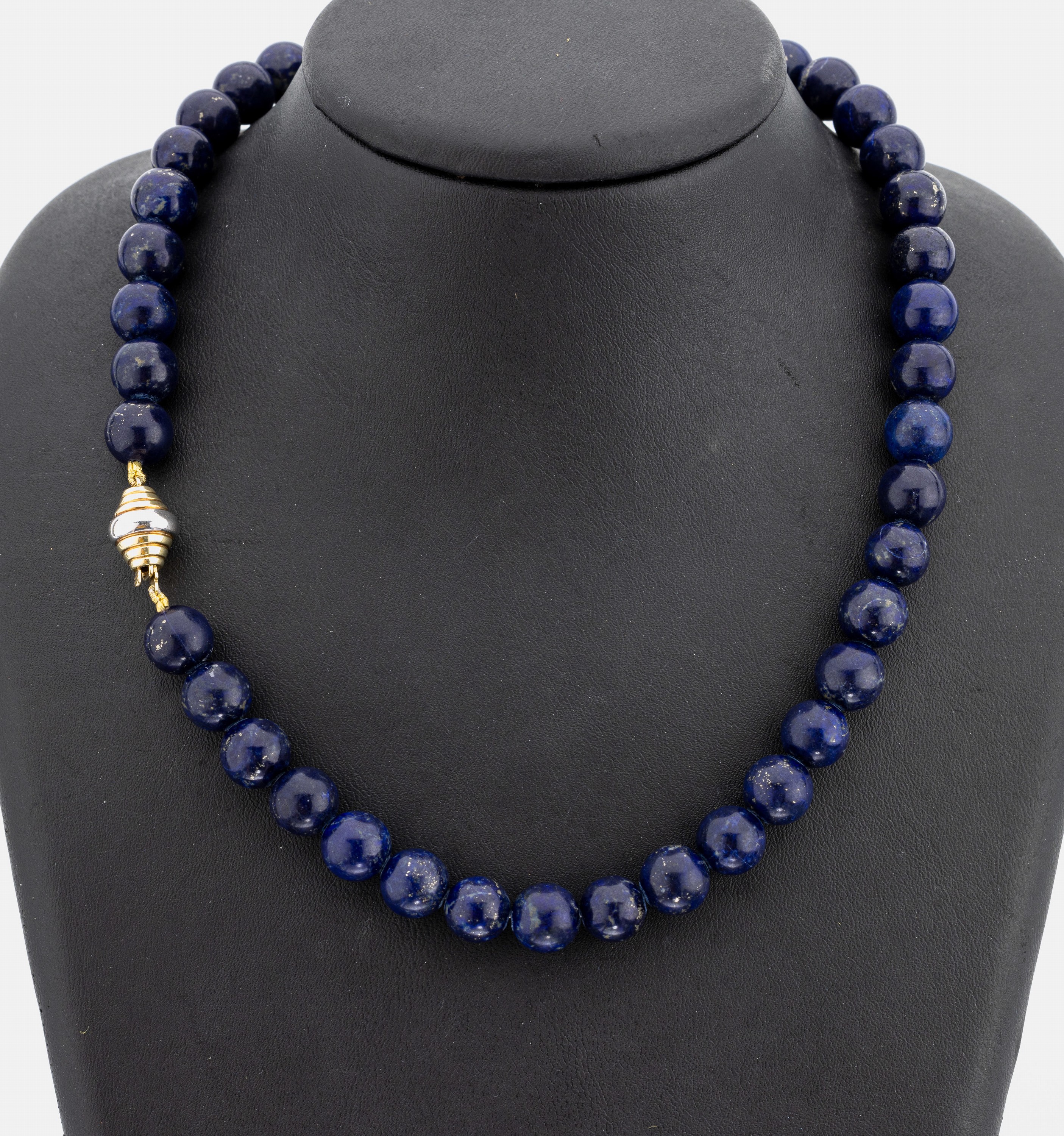 Lapislazuli-Collier mit 14 kt Gold Schließe, GG/WG 585/000, dunkelblaue Lapislazuli- Kugeln, D. ca. 15.5 mm, Steckschließe, L. ca. 65 cm
