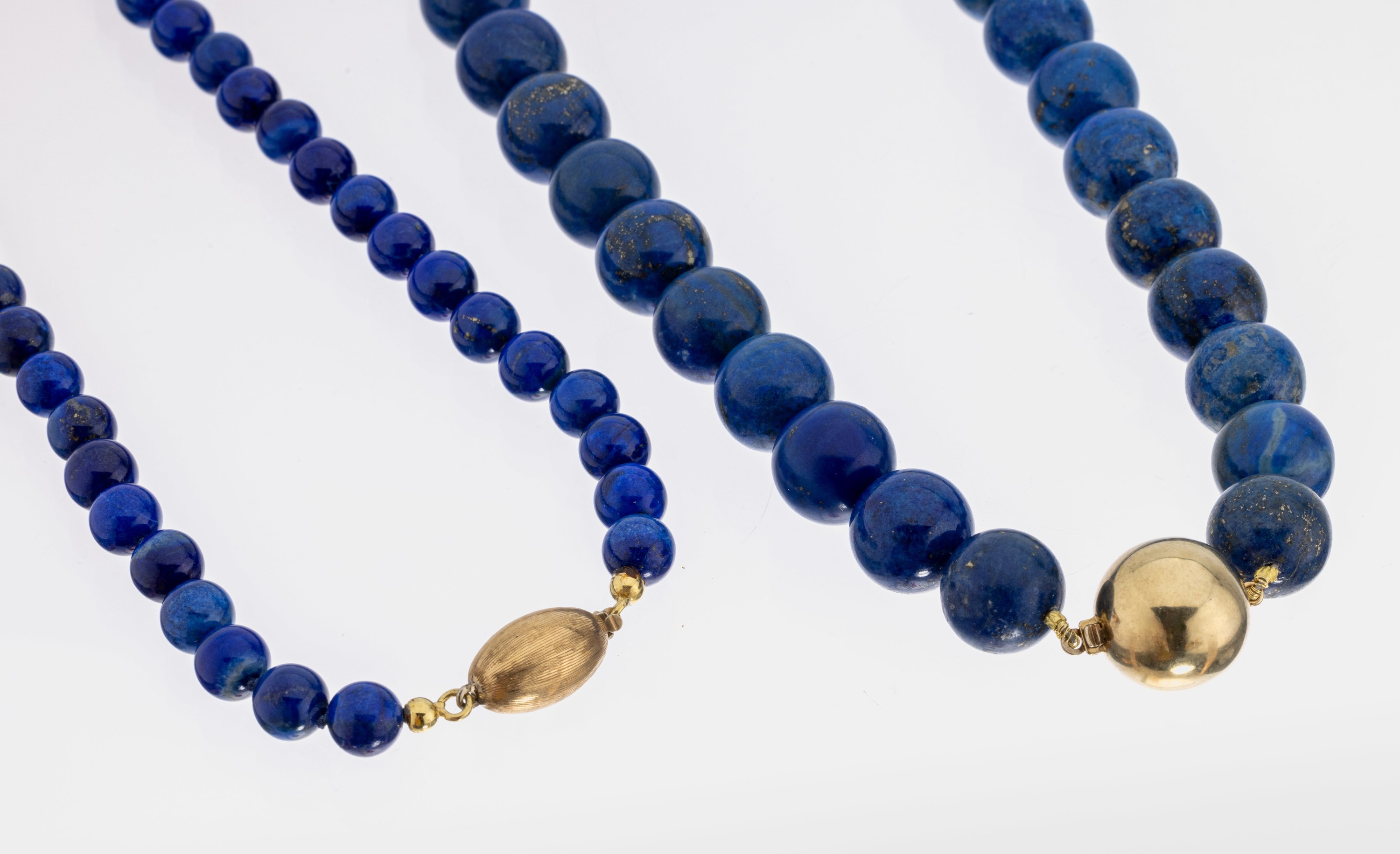 Konvolut 2 Lapislazuli-Colliers, 1 x gr. Lapislazuli-Kugeln, D. ca. 14 mm, Kugelschließe 925er Silber verg., L. ca. 42 cm, 1 x Lapislazuli-Kugeln, ...
