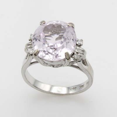 Image 26867262 - Ring mit Kunzit und Brillanten, WG 585/000, Kunzit in Krappenfassung ca. 8.2 ct, 4 ...