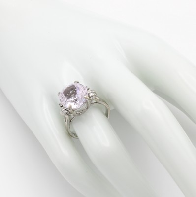 26867262a - Ring mit Kunzit und Brillanten, WG 585/000, Kunzit in Krappenfassung ca. 8.2 ct, 4 ...