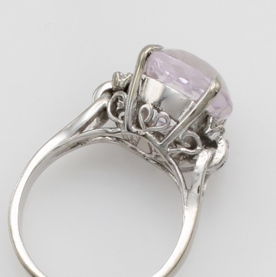 26867262b - Ring mit Kunzit und Brillanten, WG 585/000, Kunzit in Krappenfassung ca. 8.2 ct, 4 ...