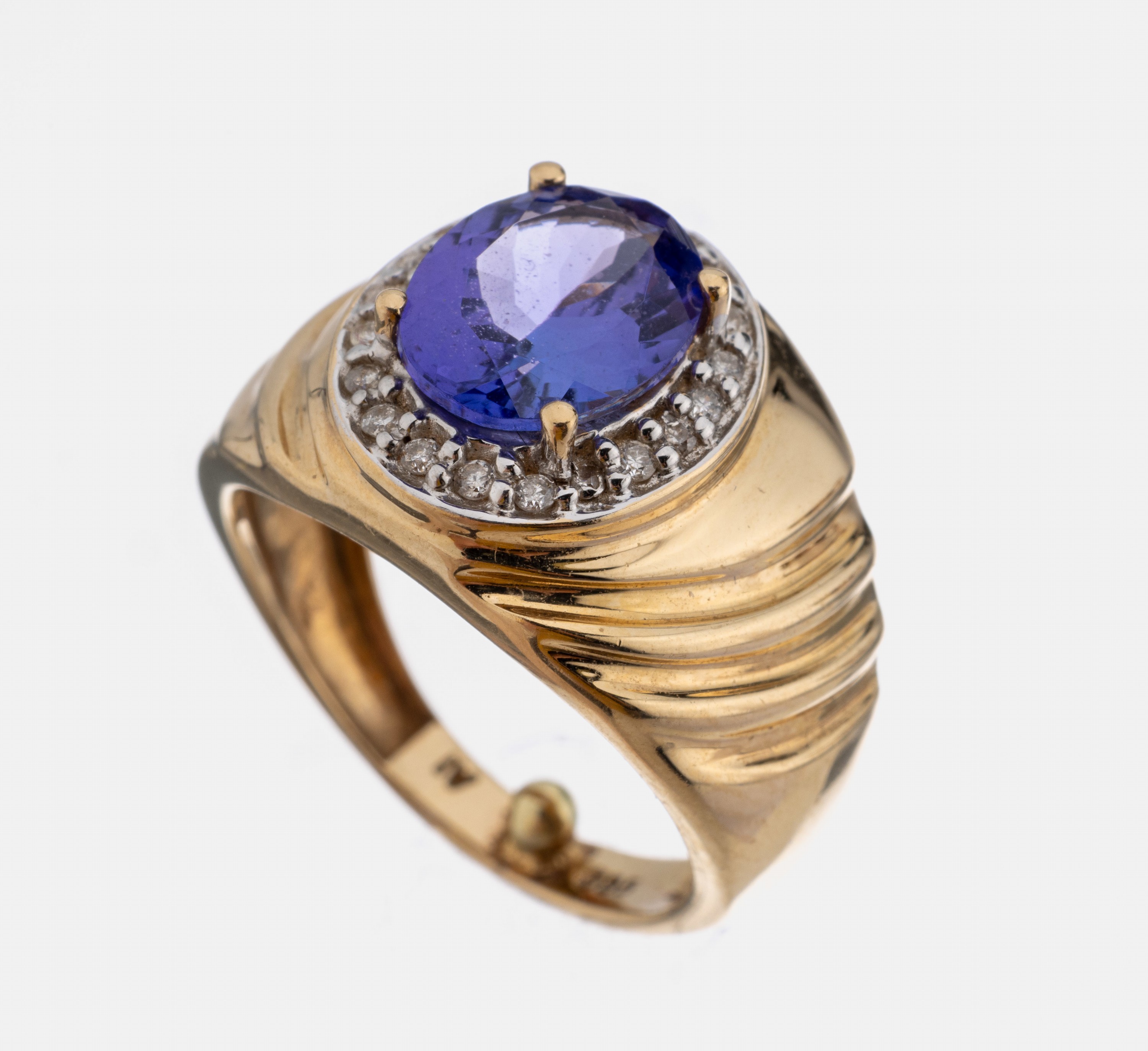 14 kt Gold Tansanit-Brillant-Ring, GG 585/000, mittig erhaben gefasster ovalfacett. Tansanit ca. 1.70 ct, umgeben von 20 Brillanten zus. ca. 0.18 ct ...