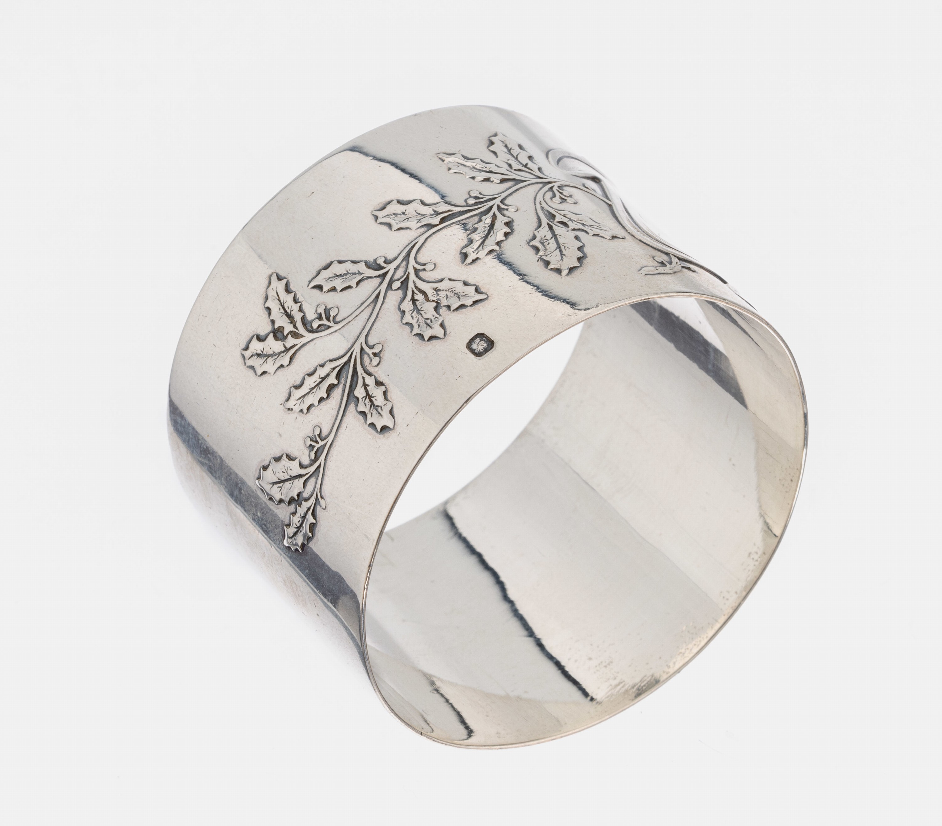 Serviettenring, Frankreich um 1900, 950er Silber, schlichte Grundform, reliefiertes florales Dekor, freies Monogrammfeld, D. ca. 5cm, B. ca. 3.7 cm, ...