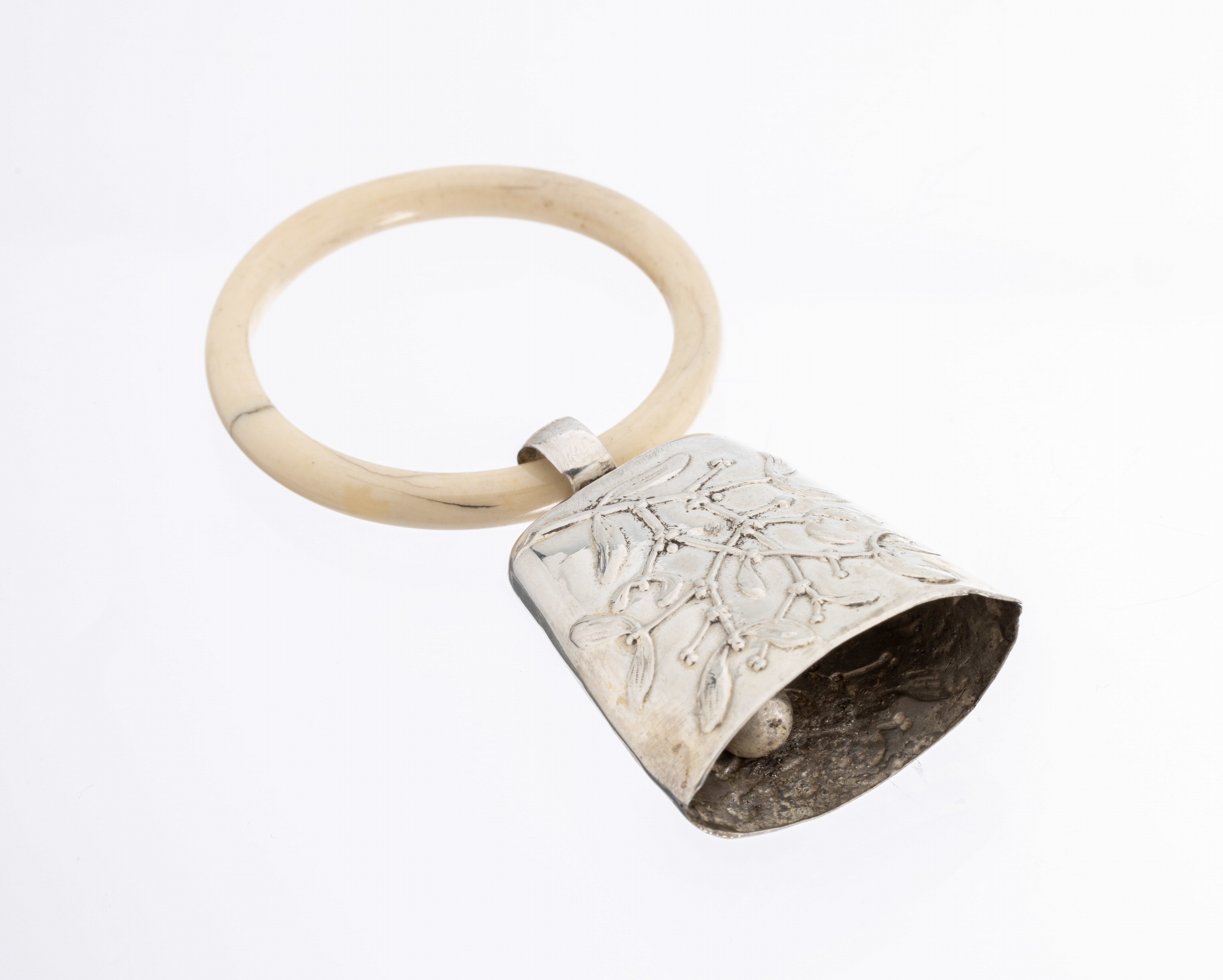 Kinderrassel mit Beißring, Frankreich um 1900, 800er Silber, in Form einer Glocke, Misteldekor, Beißring Bein