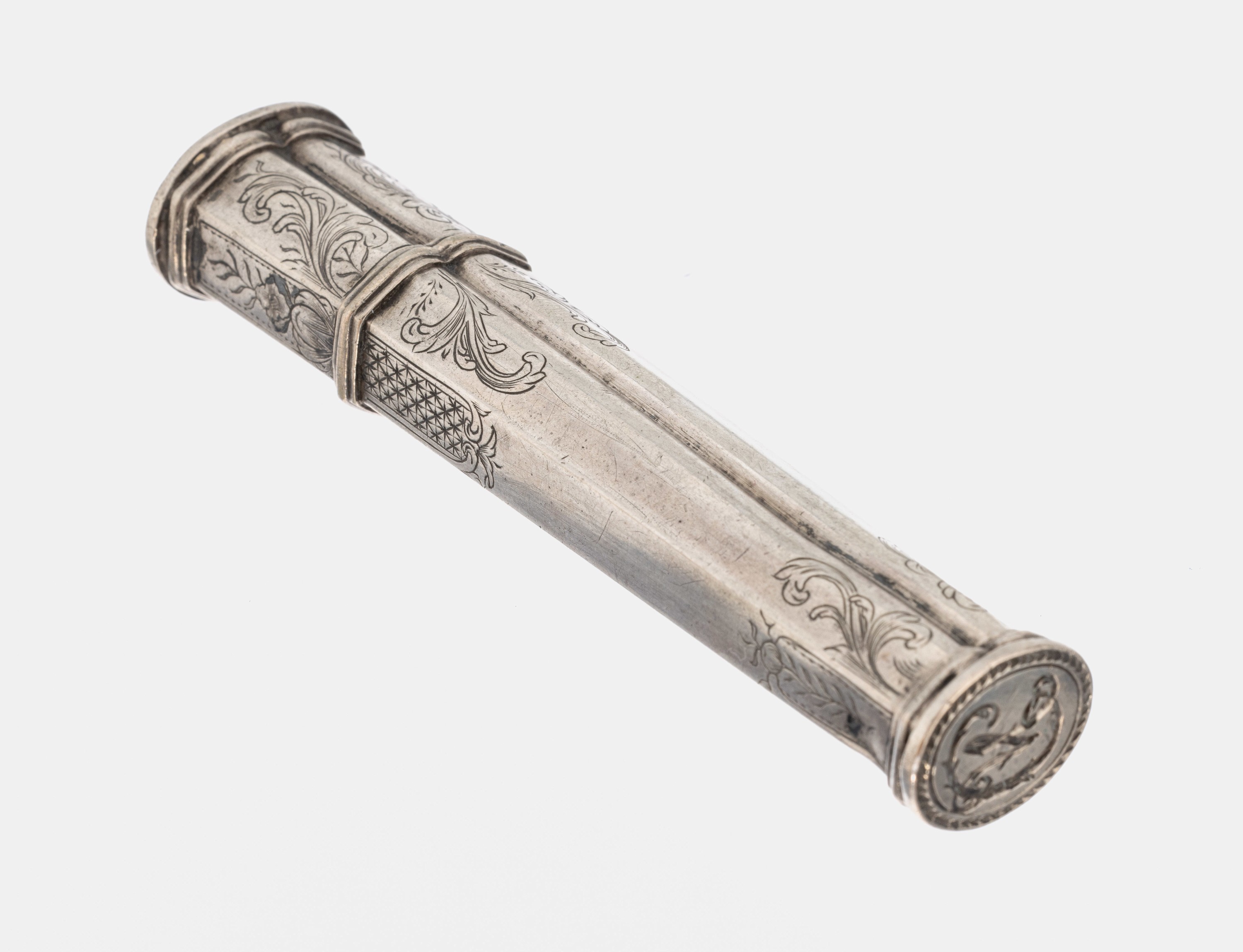 Siegelwachsbehälter, wohl um 1880, Silber gepr., leicht konisch, fein grav., außergewöhnlich mit 2 Petschaften, Deckel mit ovaler Petschaft, ...