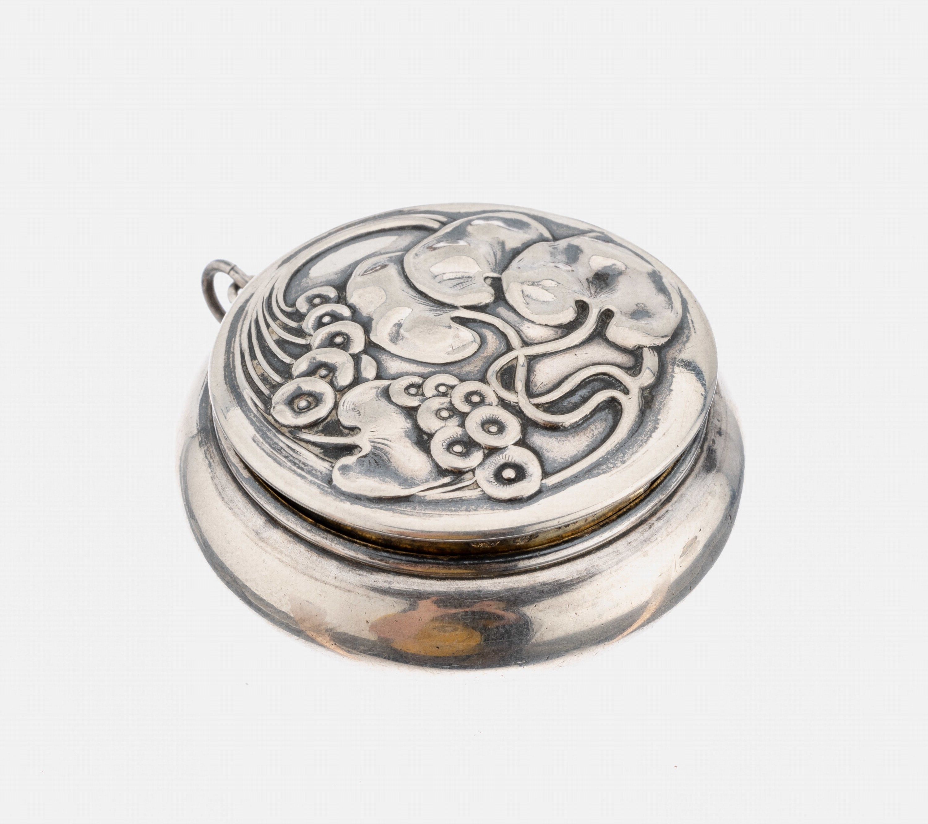 Pillendose, deutsch um 1900, 800er Silber, schlichte bauchige Grundform, Deckel mit Wasserliliendekor, D. ca. 4.2 cm, innen vergoldet, Meistermarke ...
