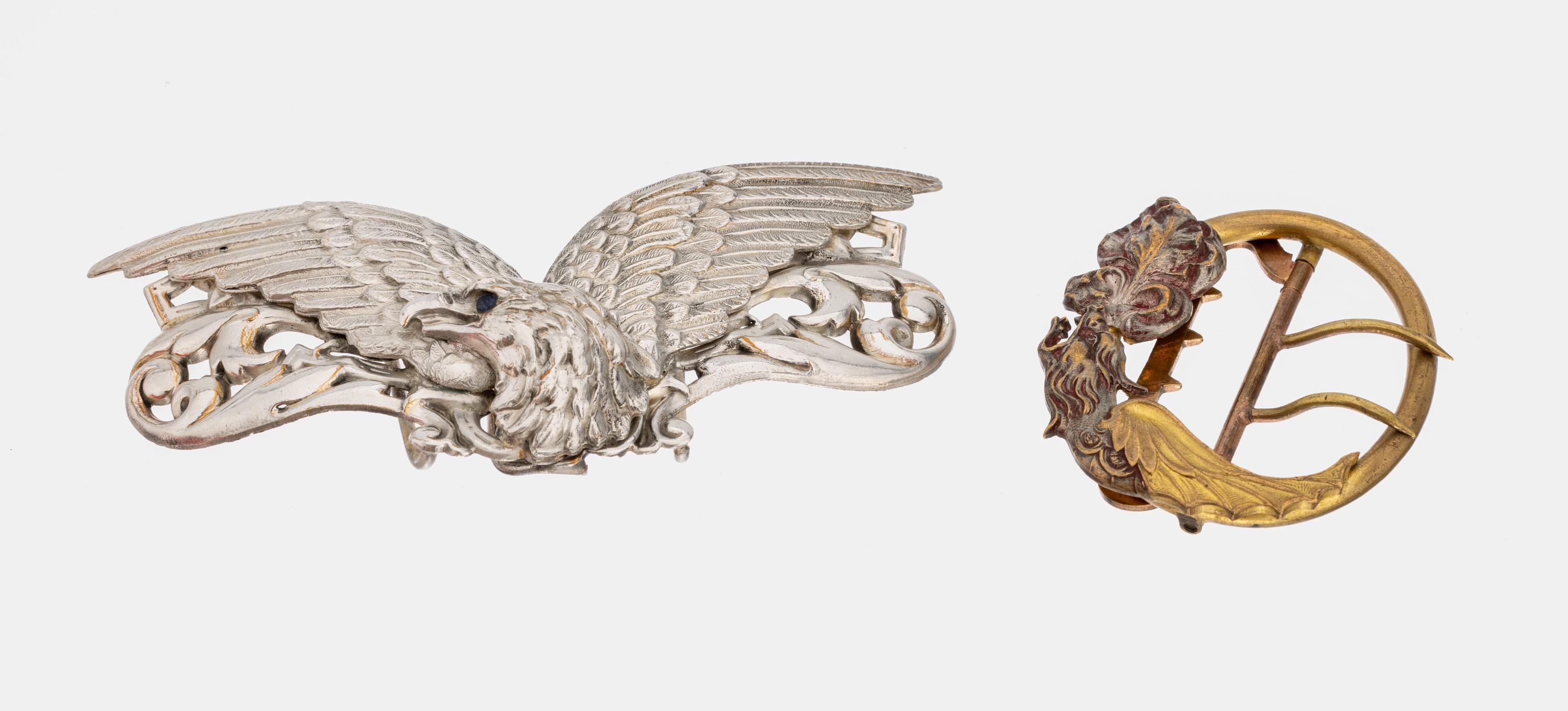 Konvolut 2 Gürtelschließen, wohl Frankreich um1900, 1 x Messing versilbert, Darstellung eines Adlerkopfes mit Flügeln, 2-tlg., ca. 11 x 5 cm, 1 x ...