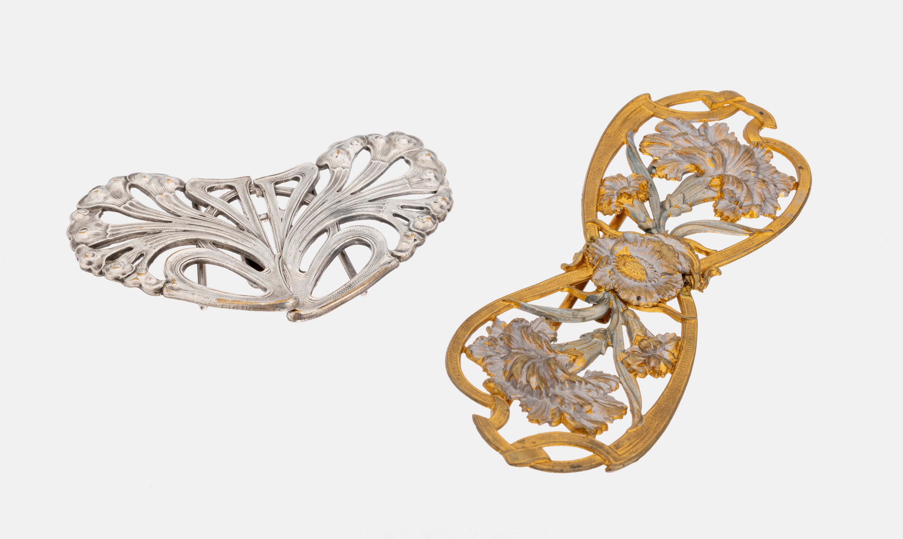 Konvolut 2 Jugendstil Gürtelschließen, Frankreich um 1900, 1 x Metall versilbert, geometrisch, ca. 9 x 6 cm, 1 x länglich mit geschwungen ...
