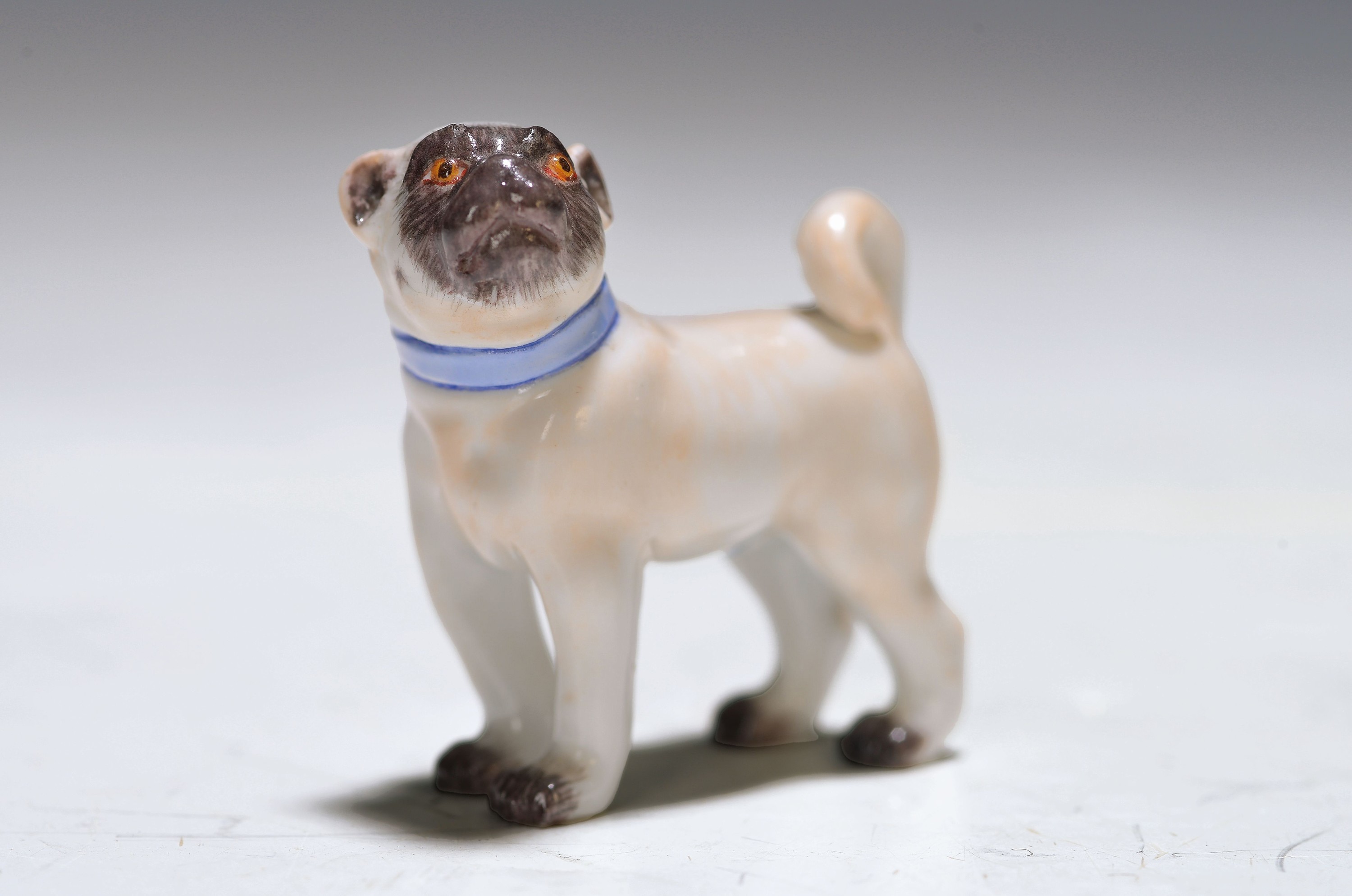 Miniatur-Mops, Meissen, 20.Jh., Porzellan, feine farbige Bemalung, Prägenr. 644, H. 3,5 cm