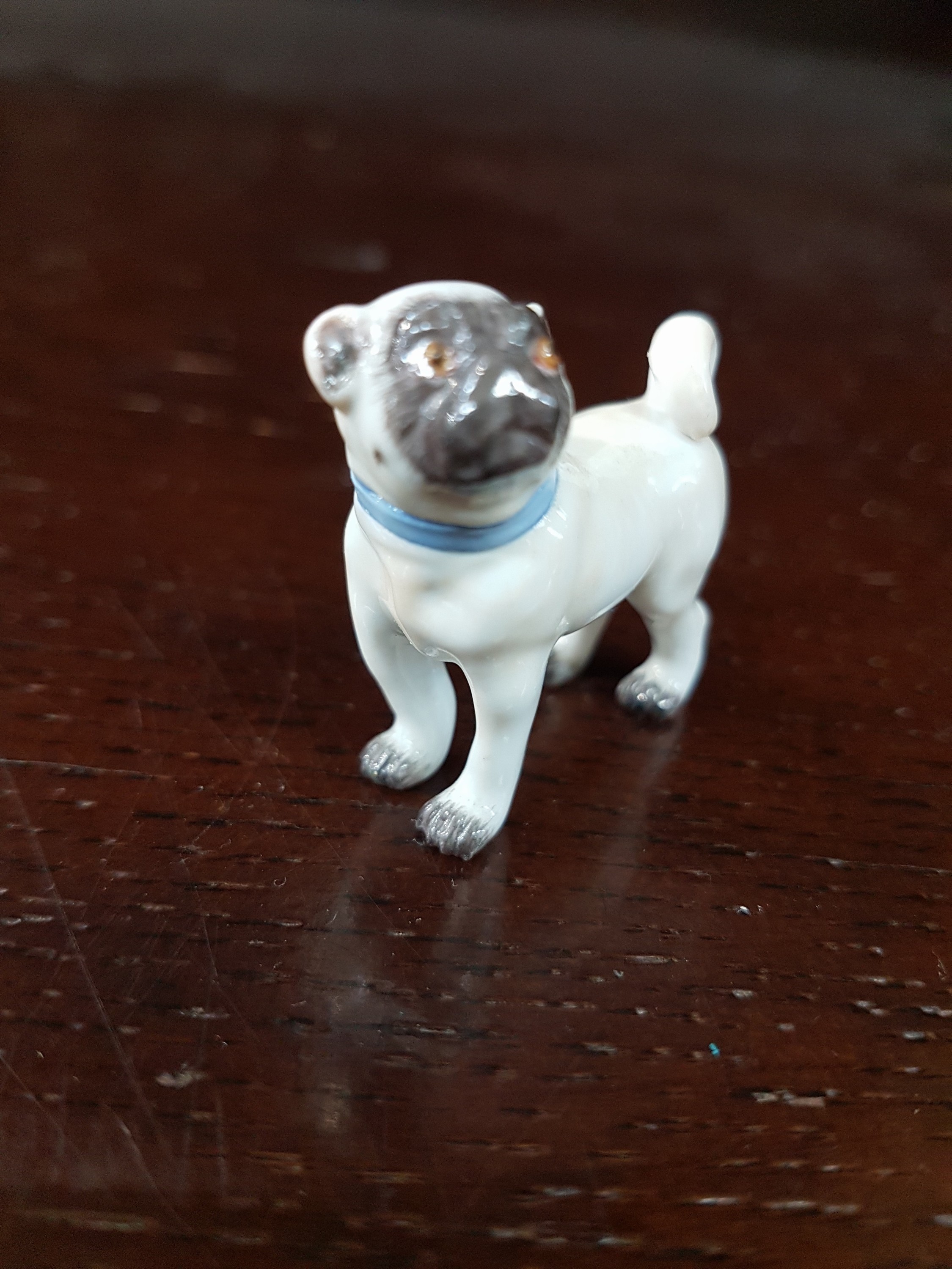 Detail a: Miniatur-Mops, Meissen, 20.Jh., Porzellan, feine farbige Bemalung, Prägenr. 644, H. 3,5 cm