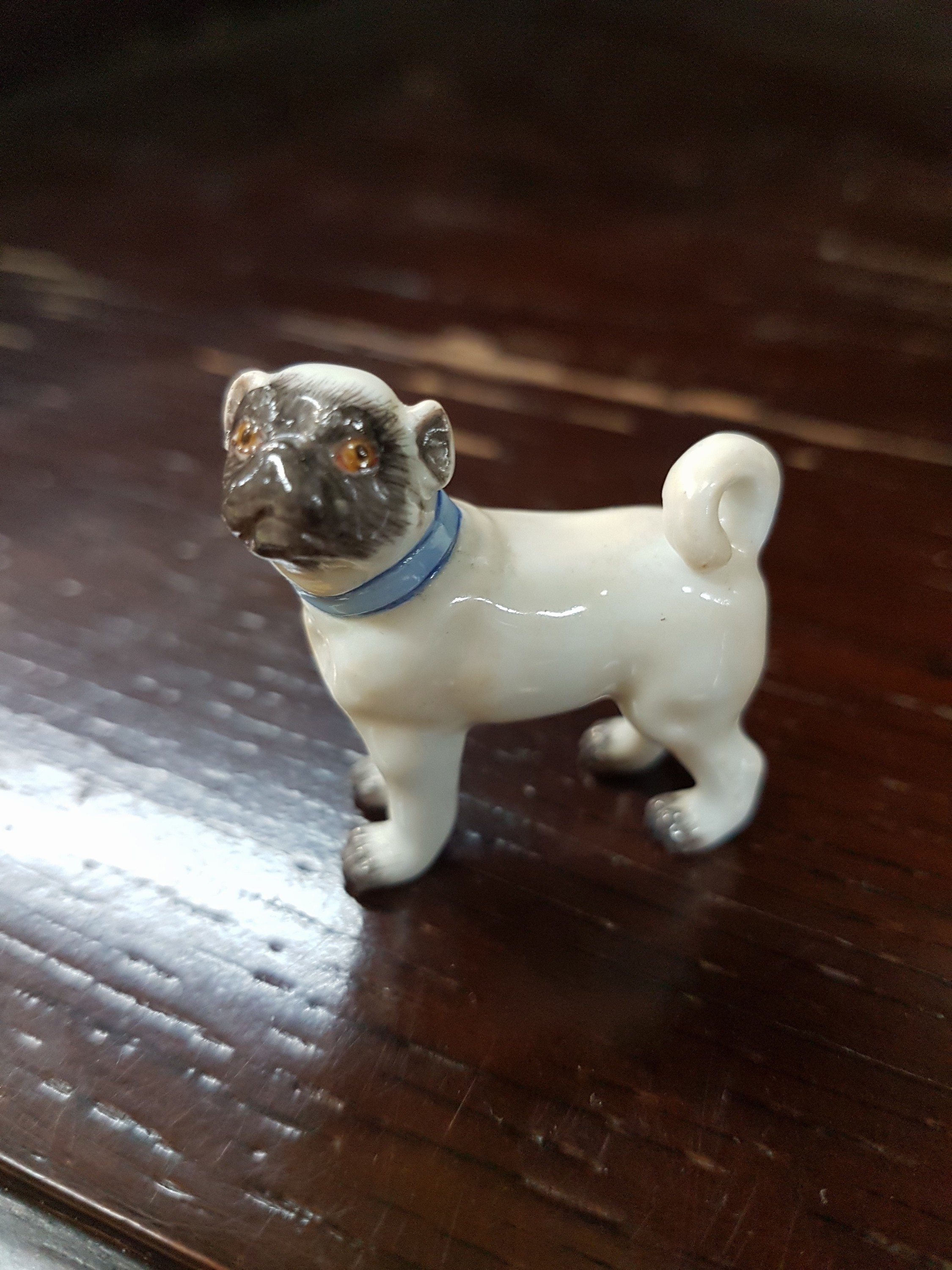 Detail c: Miniatur-Mops, Meissen, 20.Jh., Porzellan, feine farbige Bemalung, Prägenr. 644, H. 3,5 cm
