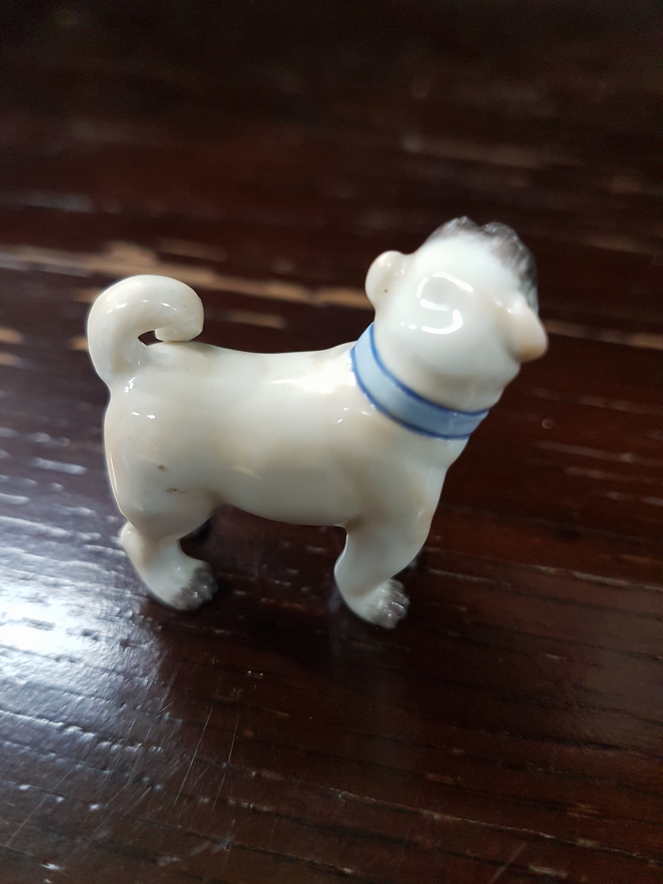 Detail d: Miniatur-Mops, Meissen, 20.Jh., Porzellan, feine farbige Bemalung, Prägenr. 644, H. 3,5 cm