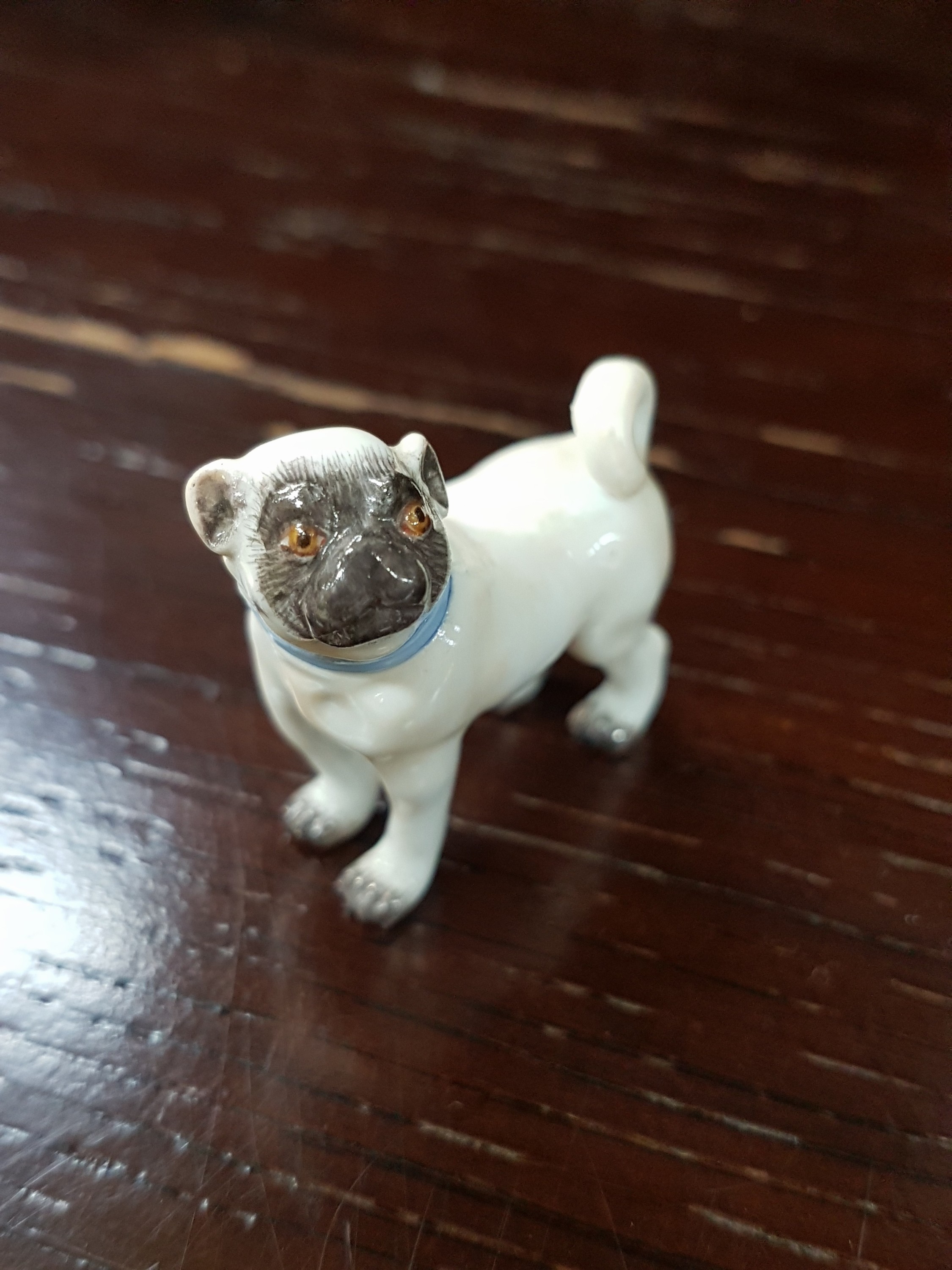 Detail e: Miniatur-Mops, Meissen, 20.Jh., Porzellan, feine farbige Bemalung, Prägenr. 644, H. 3,5 cm