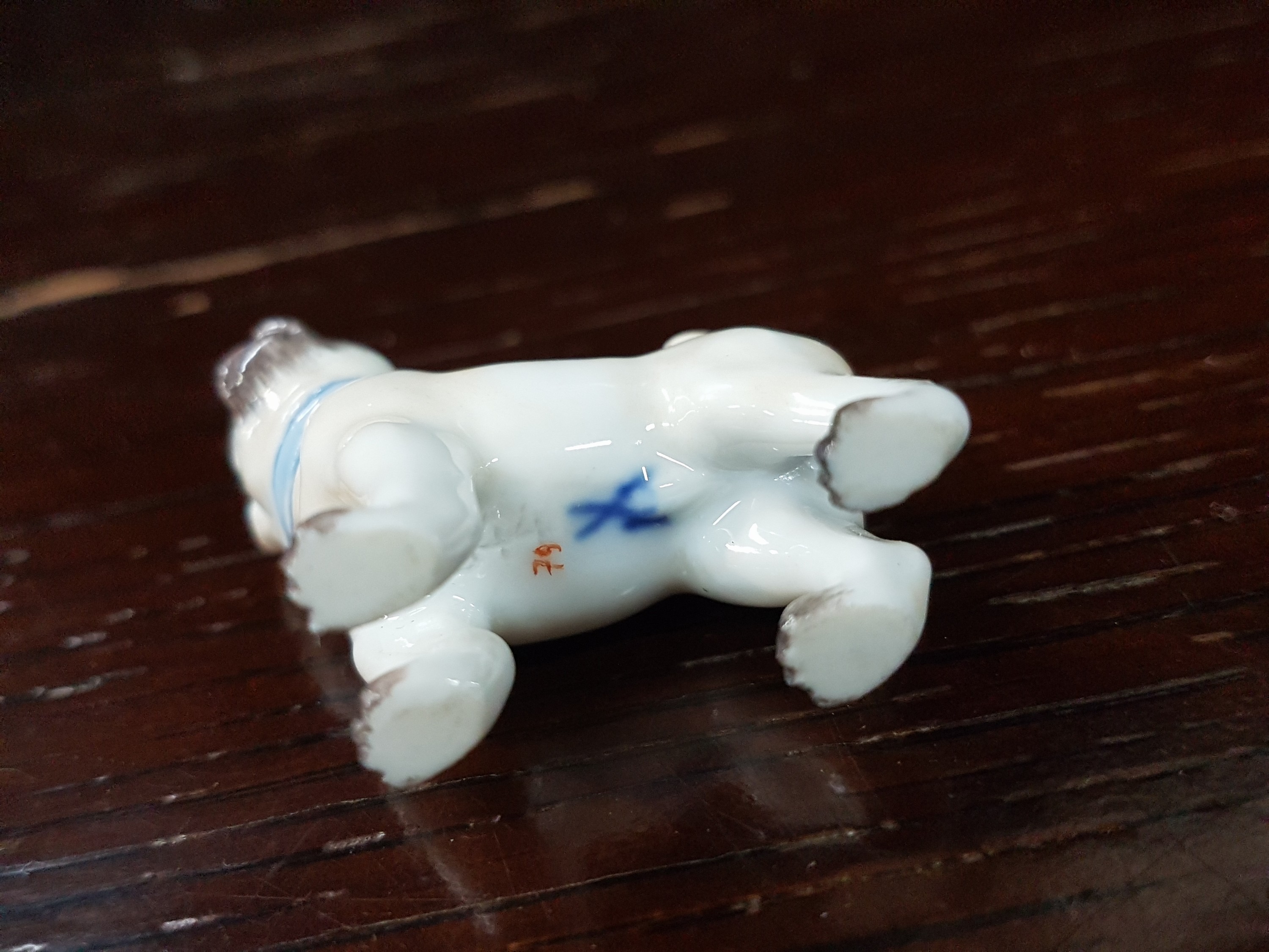 Detail f: Miniatur-Mops, Meissen, 20.Jh., Porzellan, feine farbige Bemalung, Prägenr. 644, H. 3,5 cm