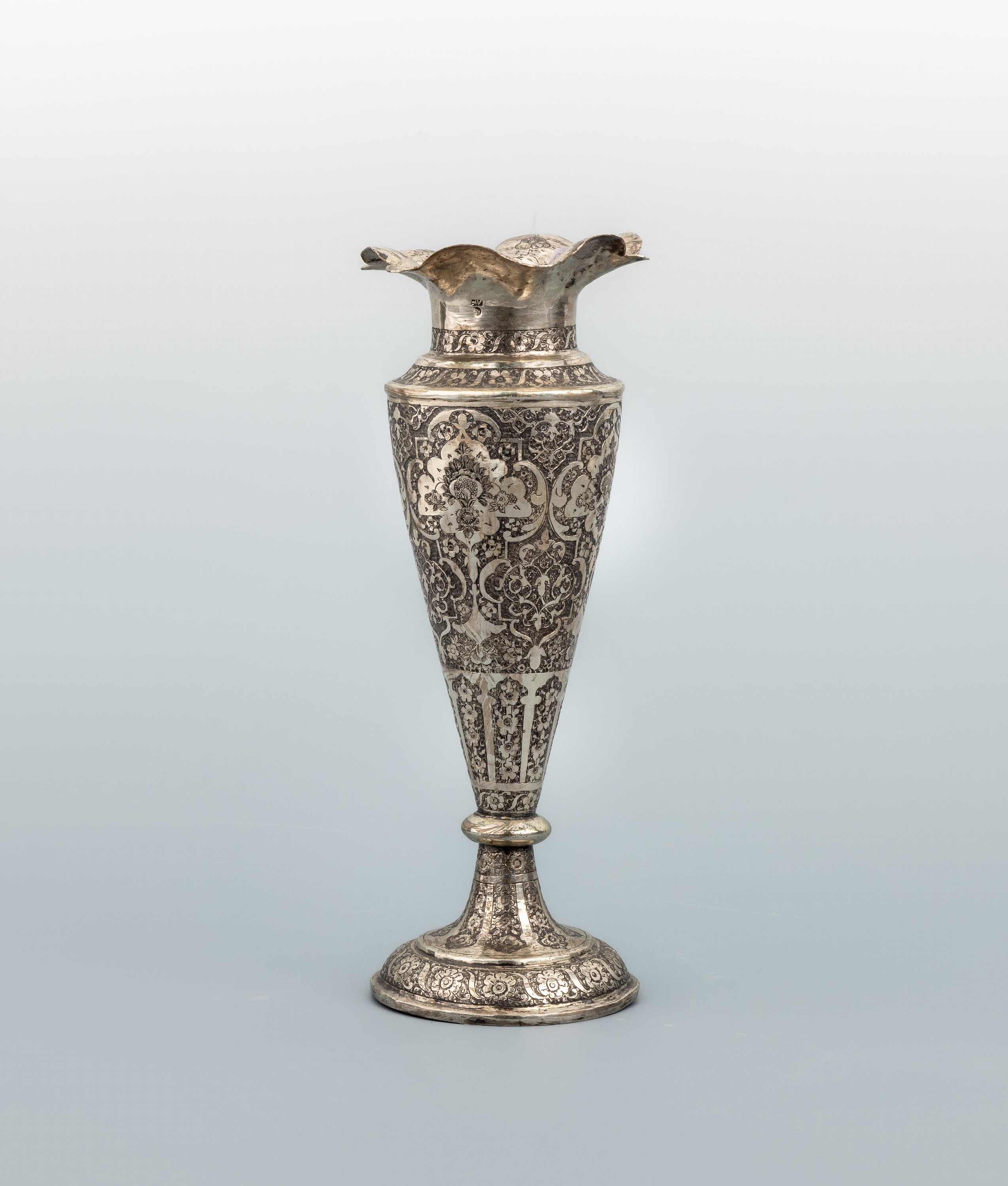 Große Ziervase, Silber gepr., arabisch, konisch zulaufend, reiche florale Gravuren, H.ca. 25 cm, starke Gebr.-Spuren, Fuß verzogen, muss gerichtet ...