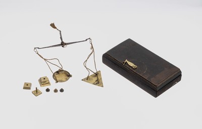 Image Münzwaage, wohl deutsch, wohl um 1830, Holzkorpus, Balkenwaage mit versch. ...