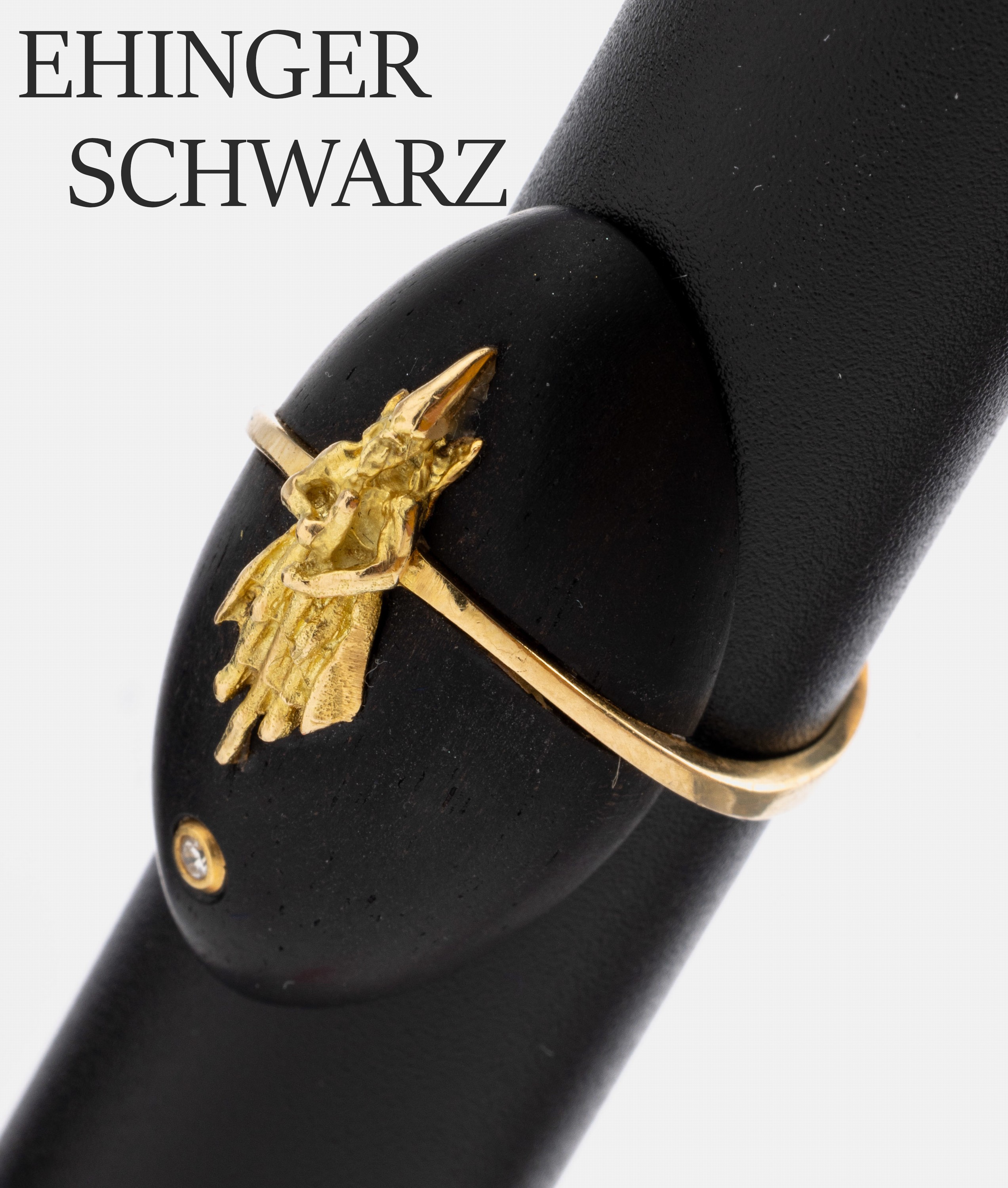 18 kt Gold EHINGER SCHWARZ Brillant-Ring, GG 750/000, Ringkopf ovales Ebenholz, aufgelegte Darstellung eines Zauberers, 1 kl. Brillant, RW 56, sign.