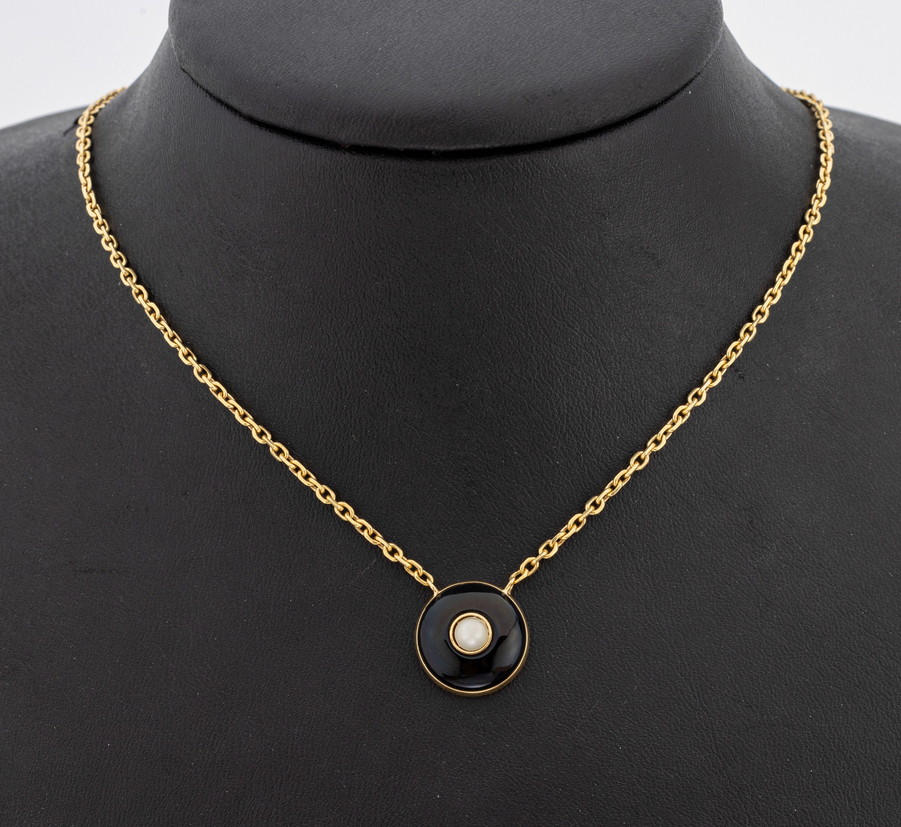 14 kt Gold Onyx-Perl-Collier, GG 585/000, rundes Mittelteil mit Onyxeinlage und kl. Zuchtperlen, L. ca. 40 cm, Federringschließe, ca. 9.6 g