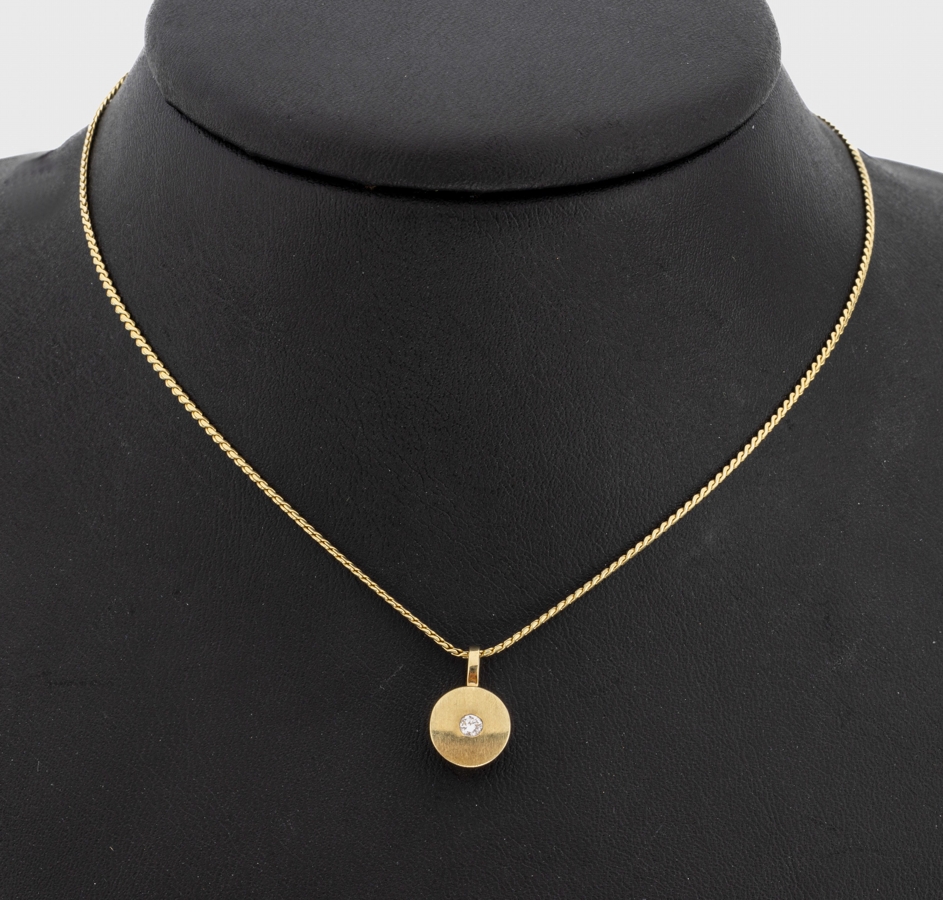 14 kt Gold Brillant-Anhänger, GG 585/000, schlicht rund, 1 kl. Brillant, an Kette, GG 585/000, L. ca. 54 cm, ca. 5.2 g
