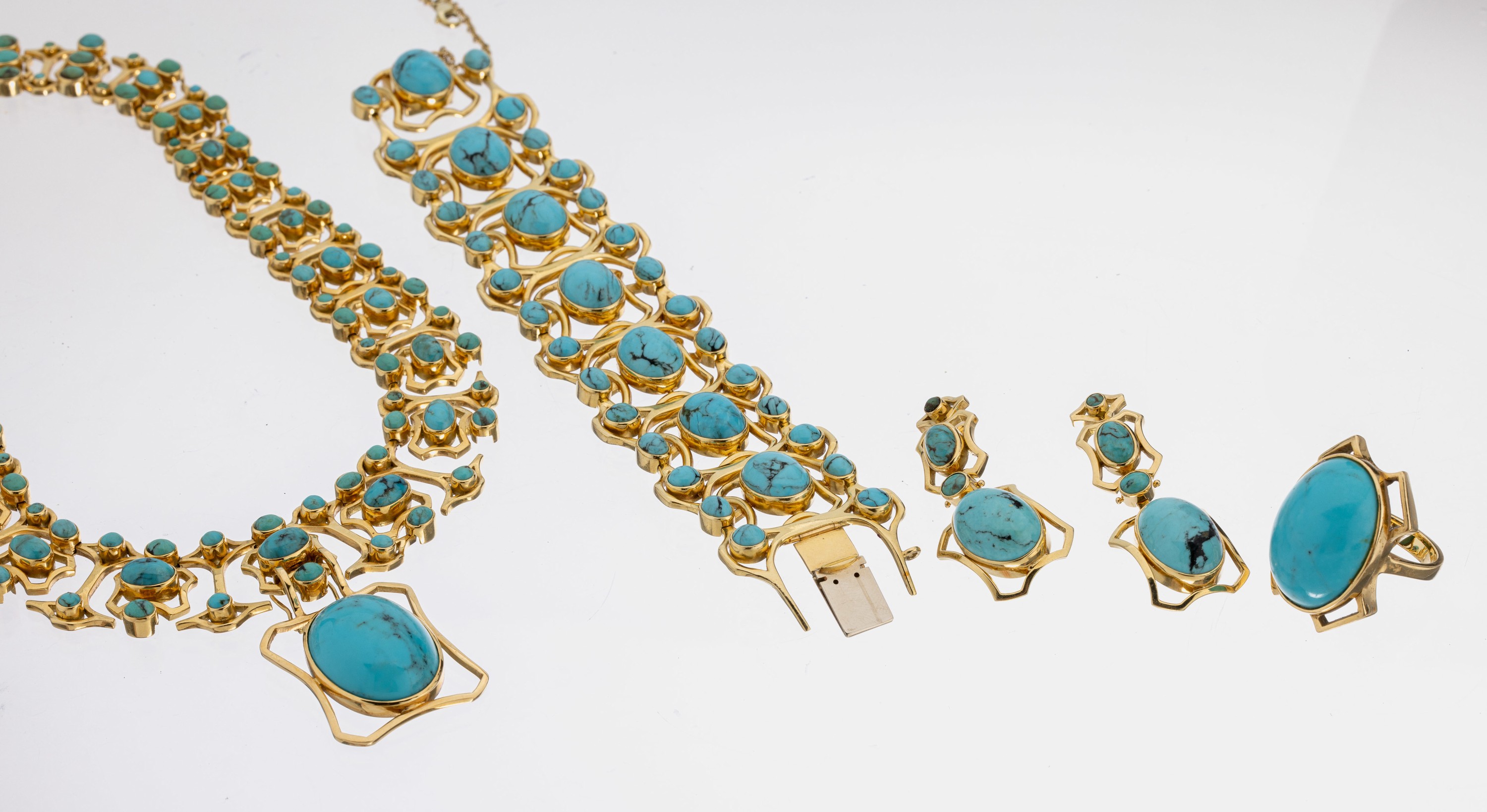 Ausgefallenes 18 kt Gold Türkis-Schmuckset, GG 750/000, best. aus: Collier mit abnehmbaren Mittelteil, Armband, Ring und Paar Ohrstecker, geometr. ...