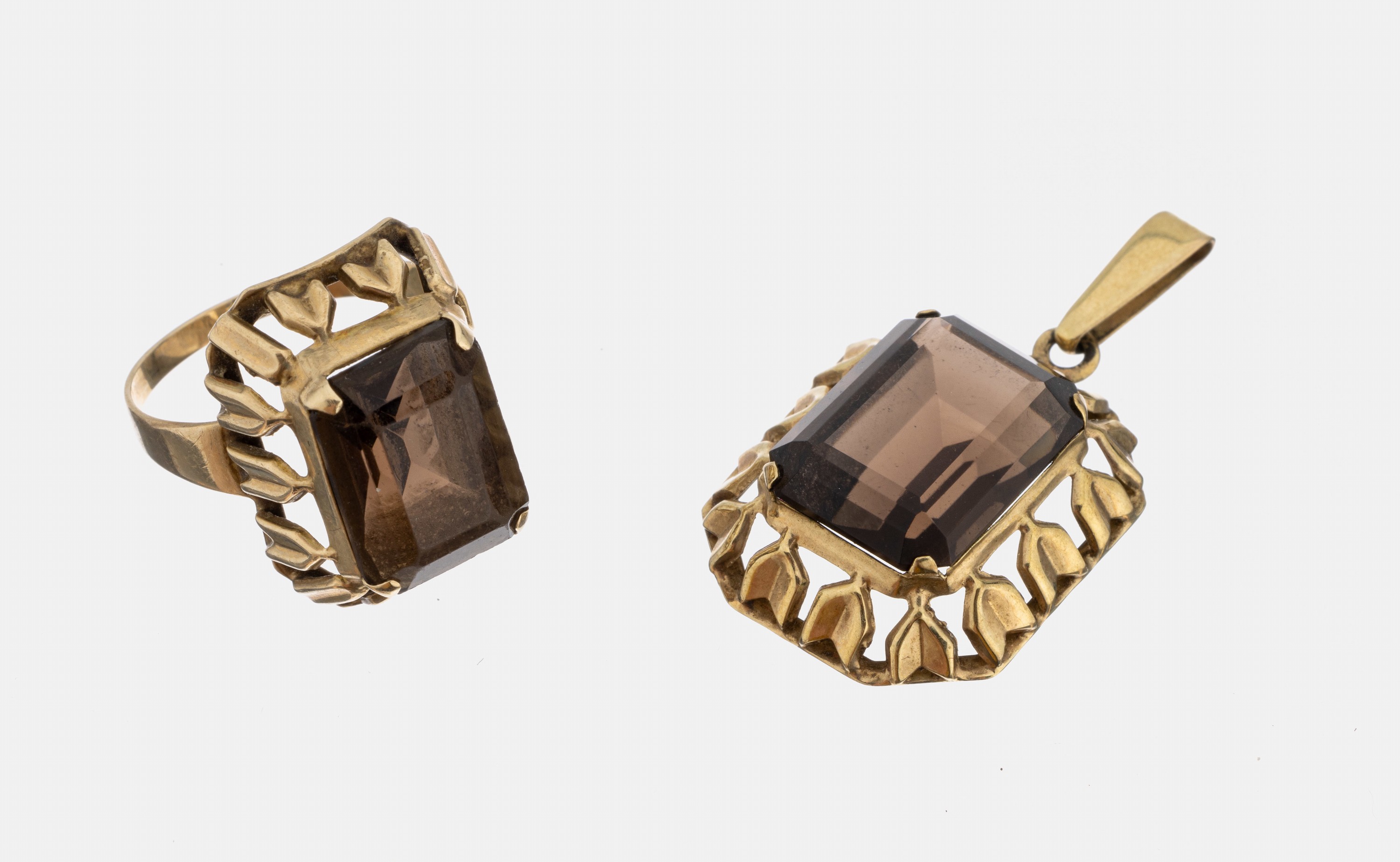 8 kt Gold Rauchquarz-Schmuckset, 1950er Jahre, GG 333/000, best. aus: Anhänger, ca. 3.5 x 2 cm, und Ring, RW 57, jeweils mit Rauchquarz im ...