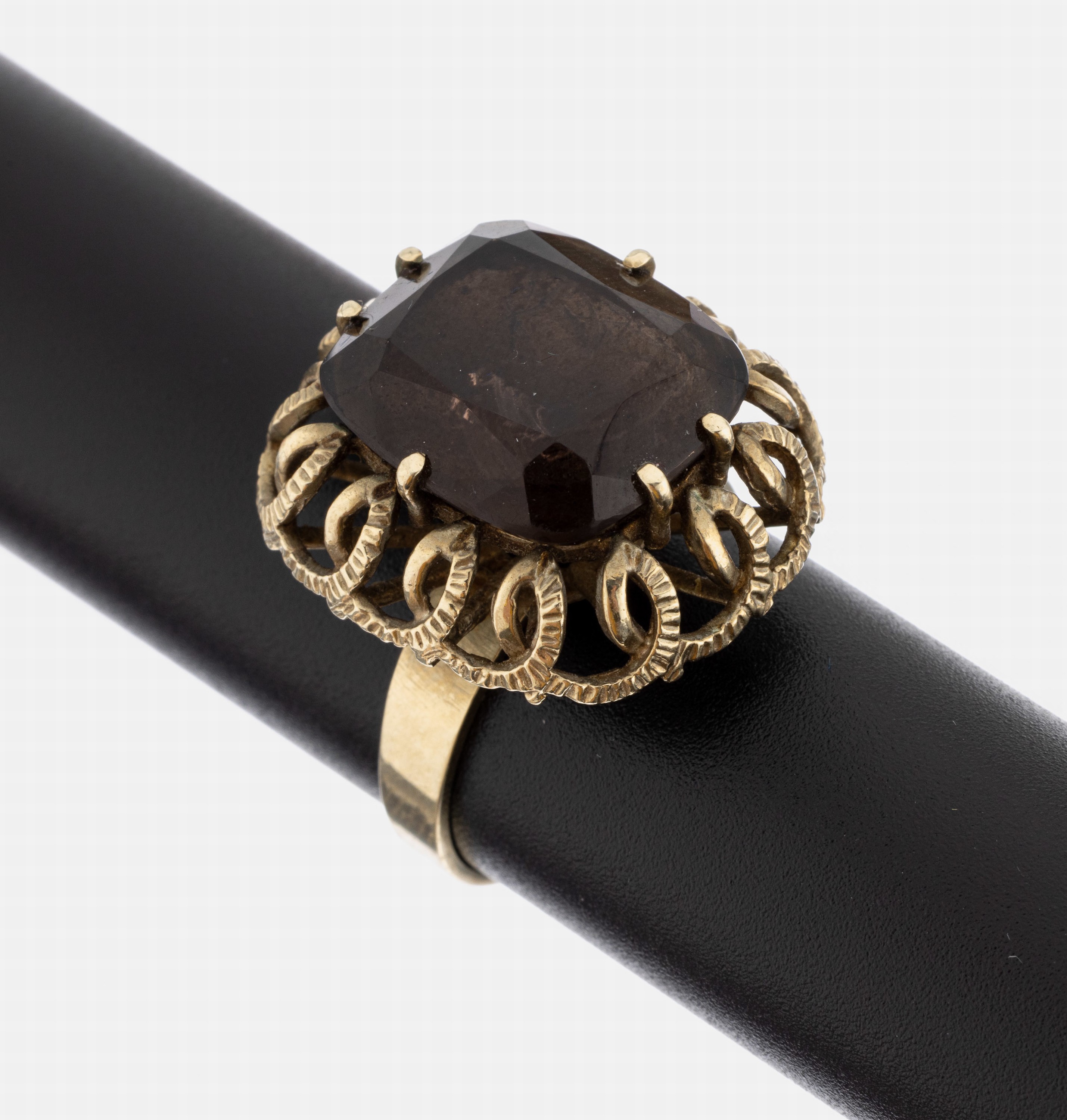 8 kt Gold Rauchquarz-Ring, 1950er Jahre, GG333/000, facett. Rauchquarz, bogenf. Unterkaderung, RW 60, ca. 7.8 g, Reinigung empfohlen.