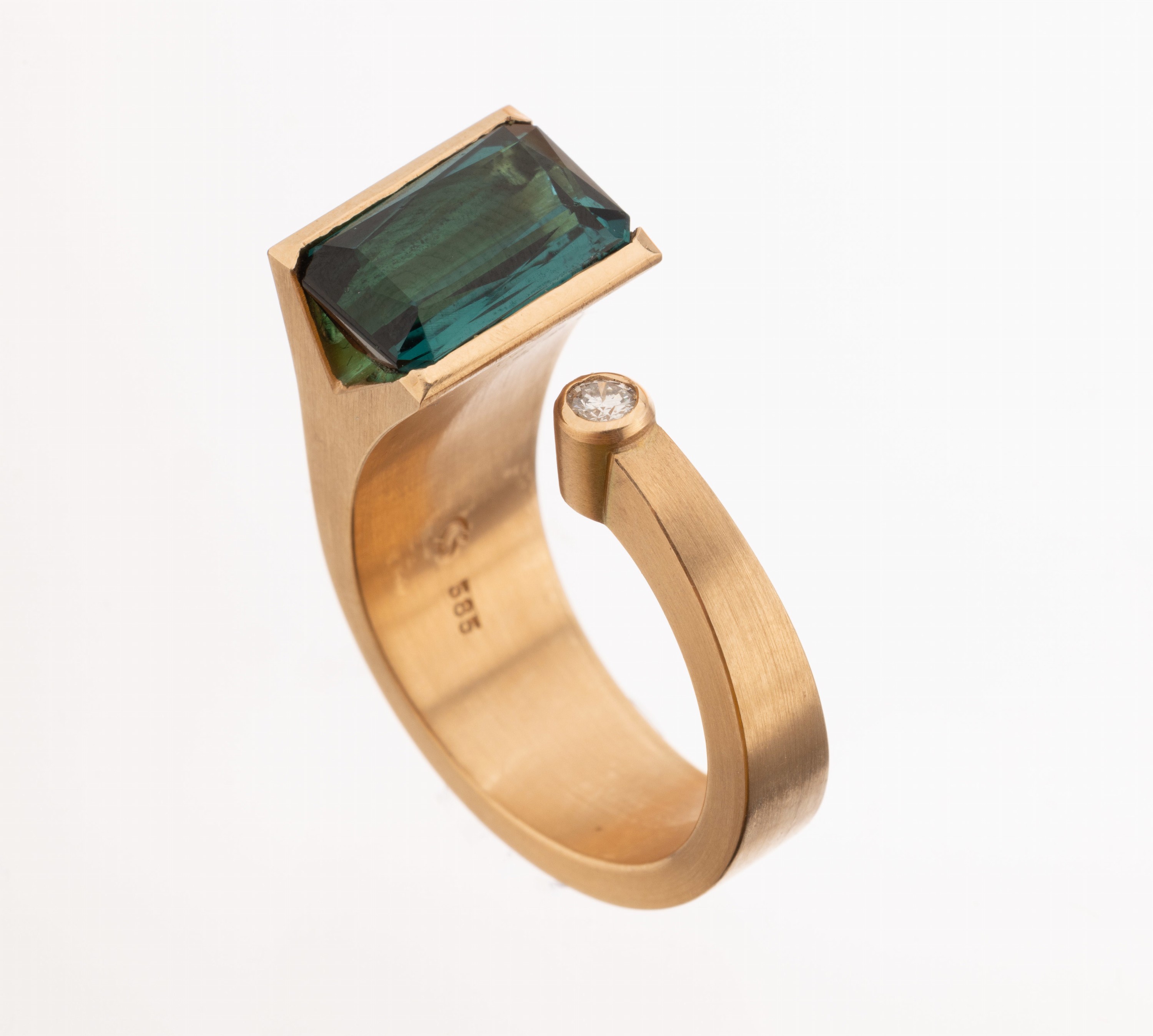 14 kt Gold Turmalin-Brillant-Ring, RoseG 585/000, asymm. Ringschiene, matt., bes. mit einem facett. Turmalin ca. 4.00 ct, Brillant ca. 0.15 ct ...