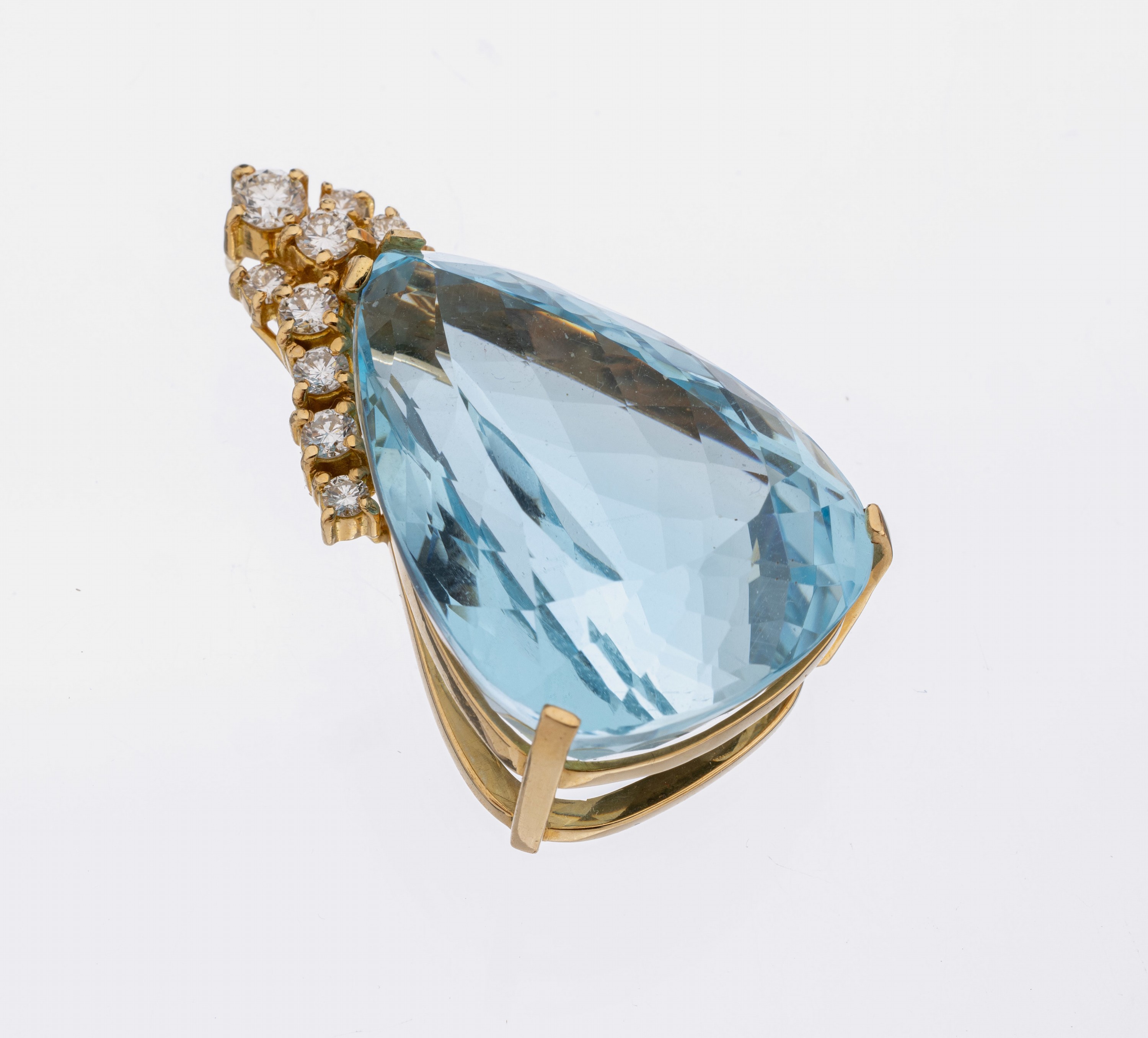 18 kt Gold Blautopas-Brillant-Anhänger, GG 750/000, facett. Blautopastropfen (beh.) ca. 50.00 ct, oberhalb bes. mit 11 Brillanten zus.ca. 0.90 ct ...