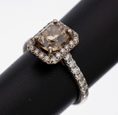 Image 26868147 - 18 kt Gold Diamant-Ring, WG 750/000, mittiger Diamant ca. 2.03 ct Braun/si, umgebenvon ...