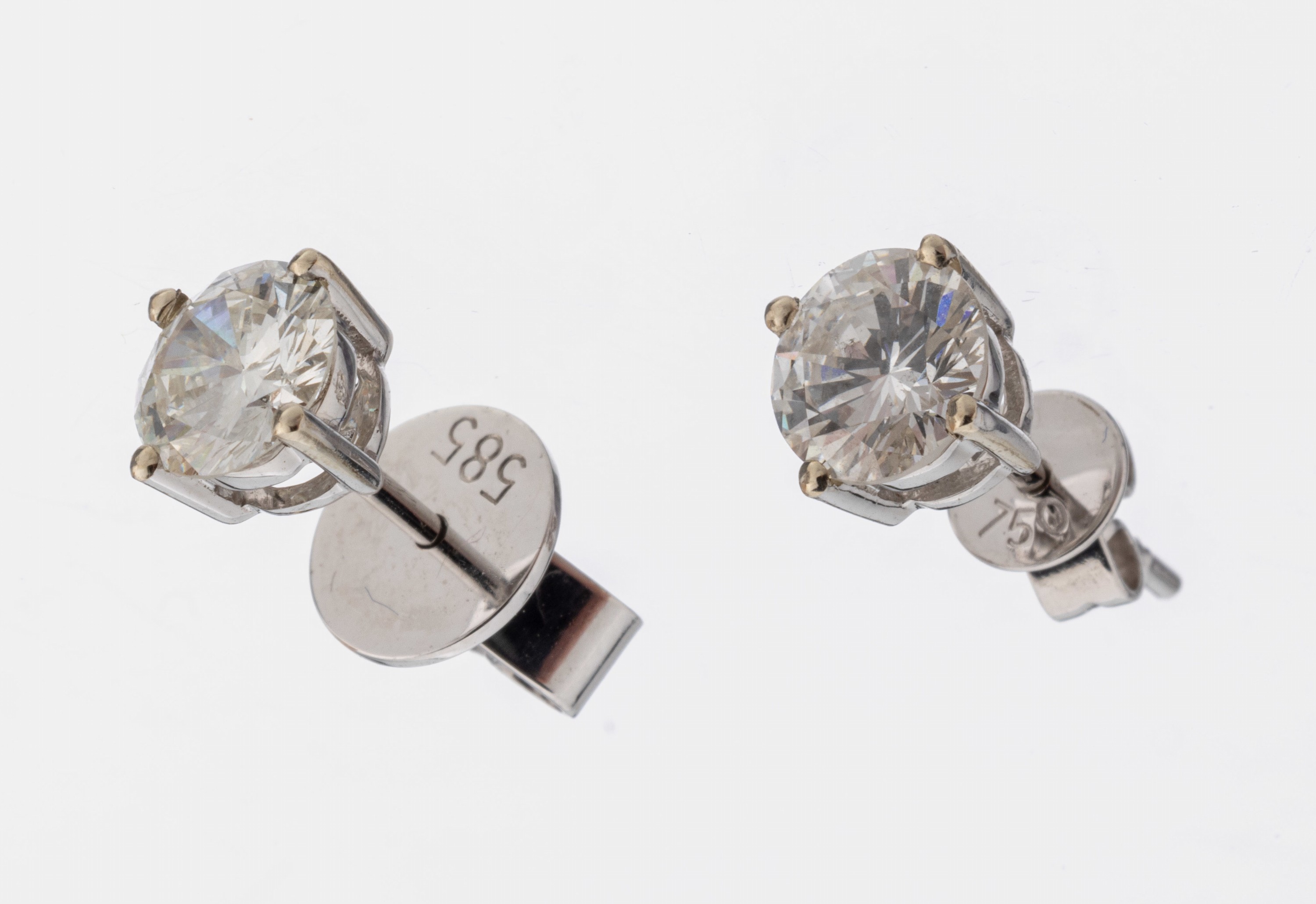Paar 14 kt Gold Brillant-Ohrstecker, WG 585/000, 2 Brillanten zus. ca. 1.10 ct Weiß/vs-si, ca. 1.5 g, (1 Brisur 750/000)