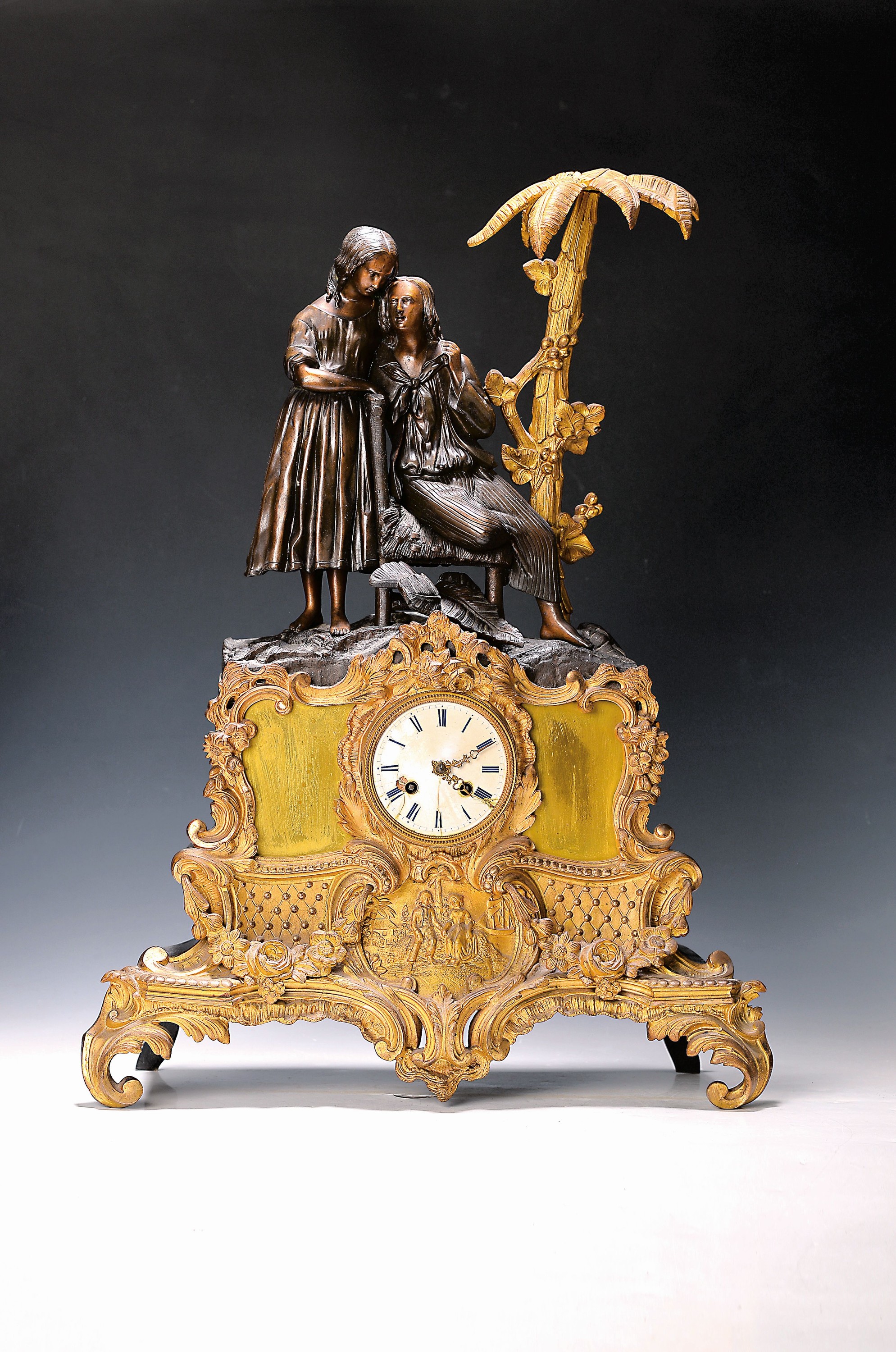 Pendule, Frankreich um 1850, reich verziertes Bronzegehäuse, im Sockel zugeneigtes Paar mit Schiff, Bekrönung jüngeres Paar neben Palme (diese ...