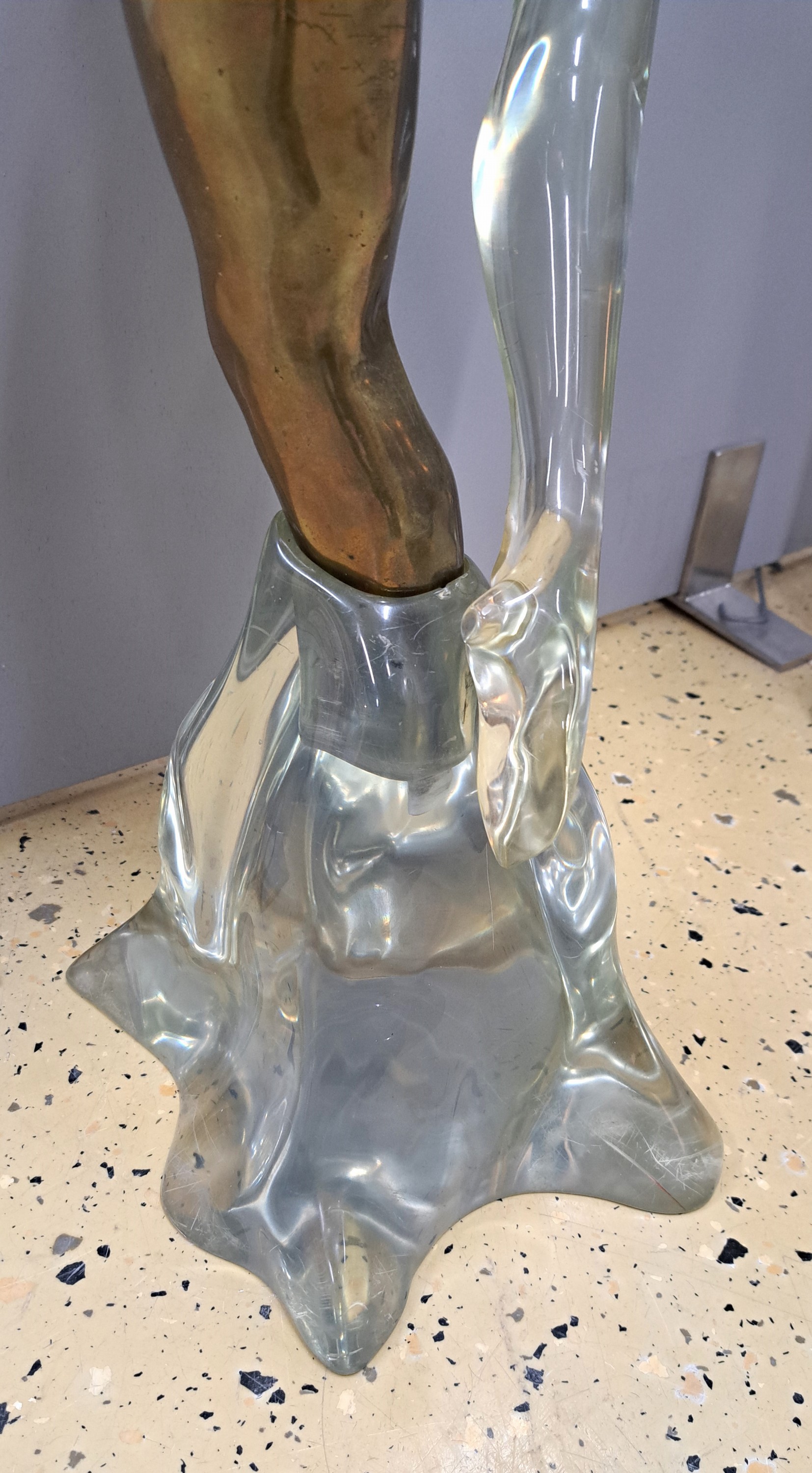 Detail d: Yves Lohe, geb. 1947, sehr große Skulptur, sich umschlingende Akte, Bronze und Plexiglas, dreiteilig, vollplastisch, H. ca. 97 cm, B. ca. 42 cm, ...