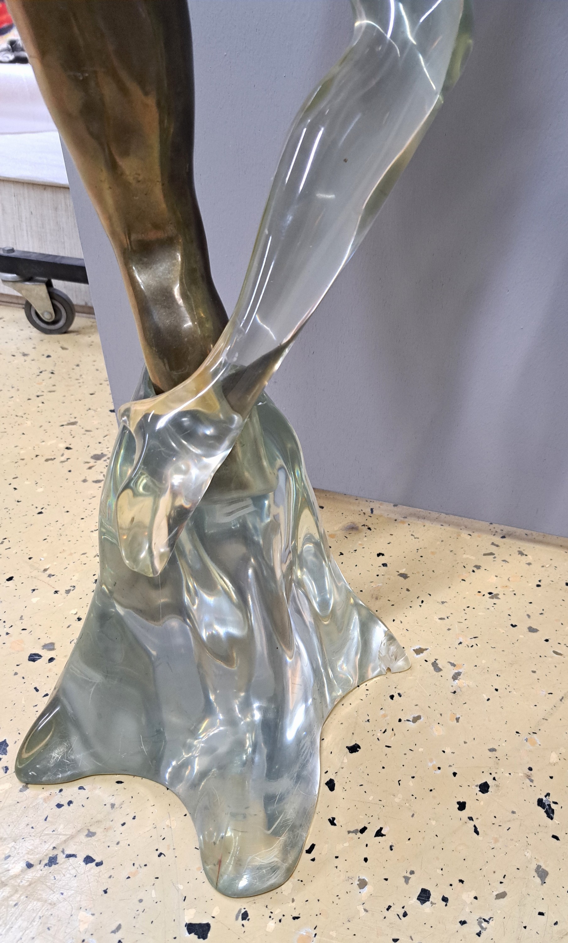 Detail e: Yves Lohe, geb. 1947, sehr große Skulptur, sich umschlingende Akte, Bronze und Plexiglas, dreiteilig, vollplastisch, H. ca. 97 cm, B. ca. 42 cm, ...