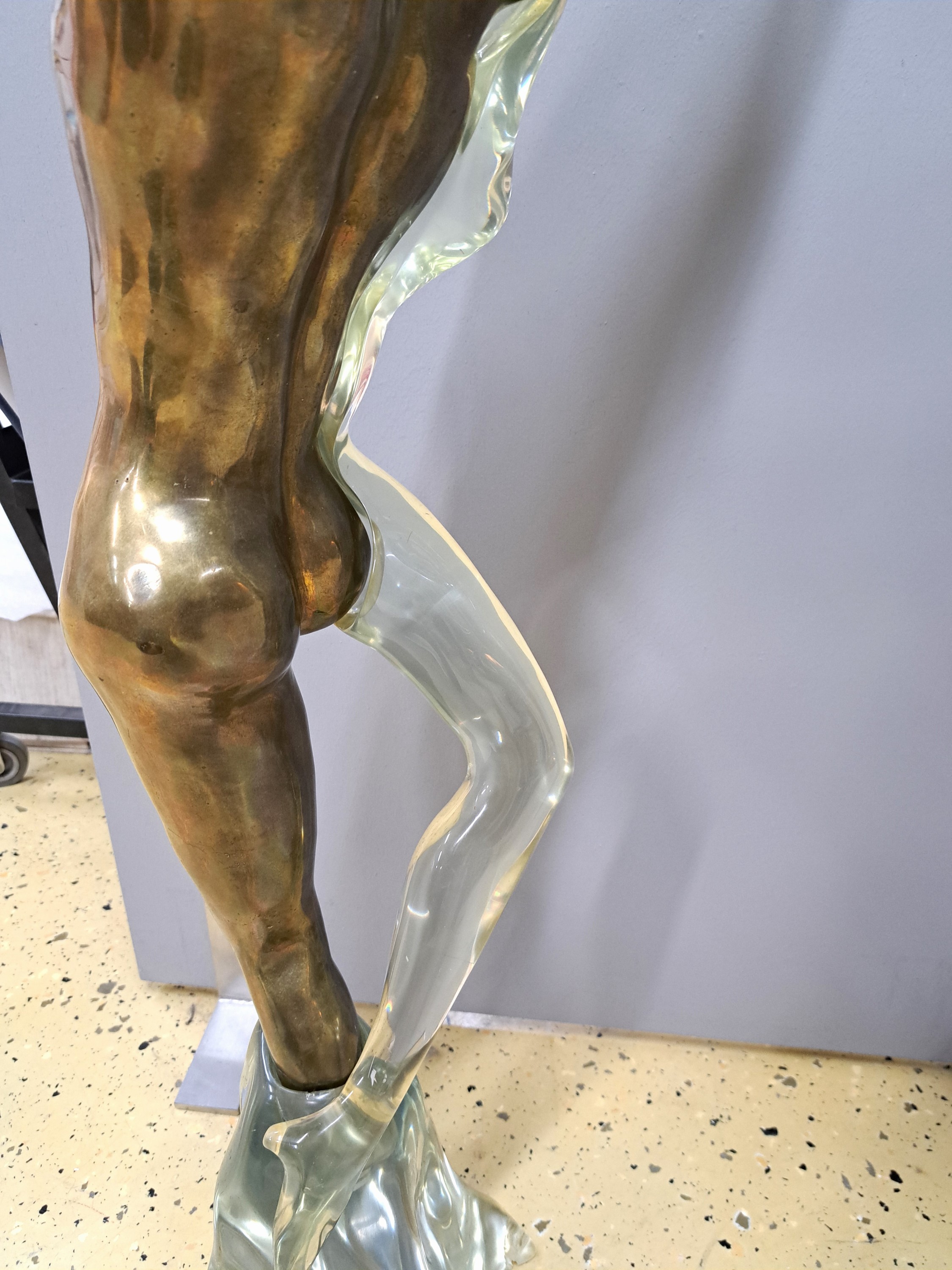 Detail f: Yves Lohe, geb. 1947, sehr große Skulptur, sich umschlingende Akte, Bronze und Plexiglas, dreiteilig, vollplastisch, H. ca. 97 cm, B. ca. 42 cm, ...