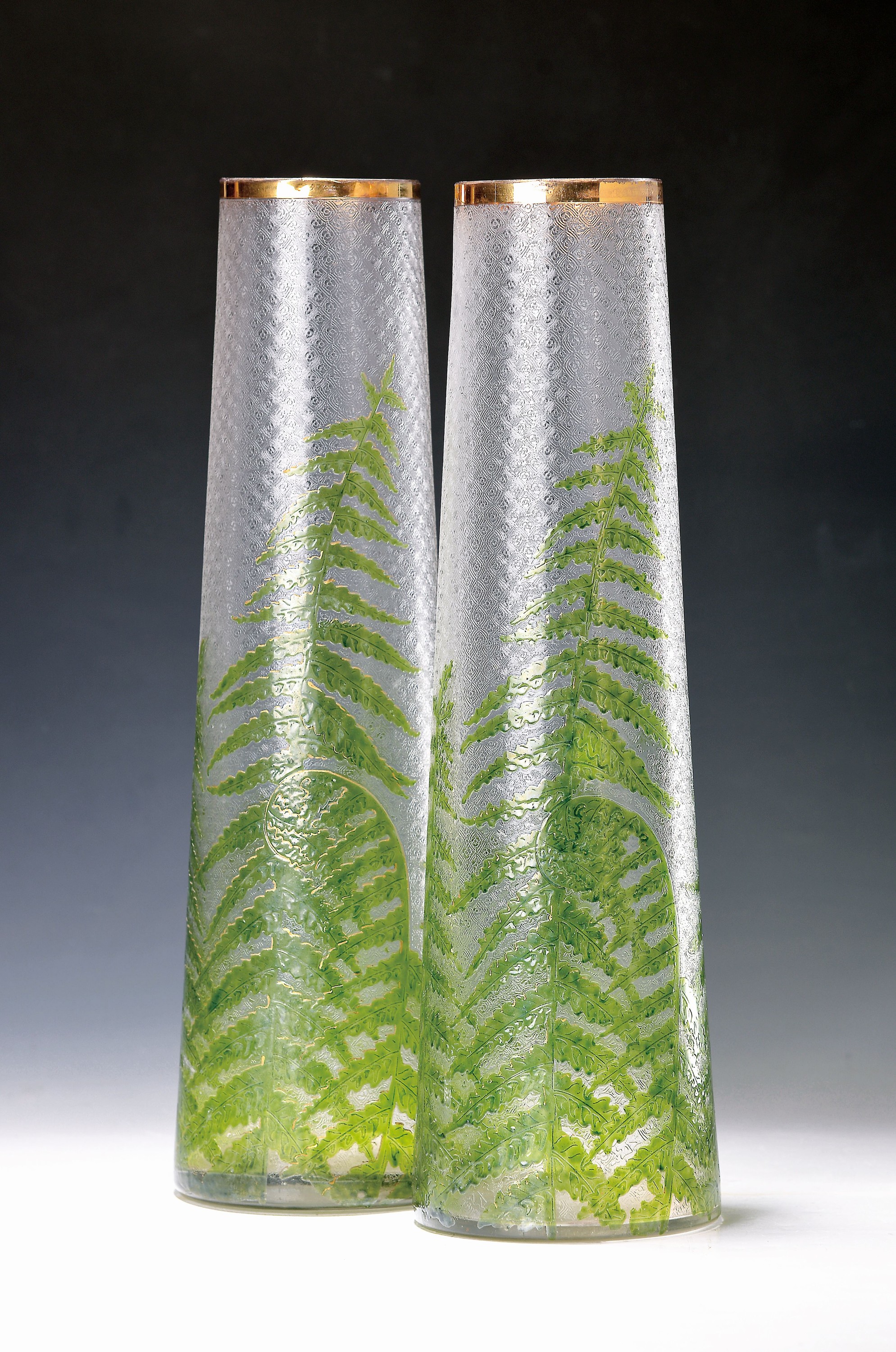 Vasenpaar, wohl Baccarat, um 1900, Frankreich, geätzter Grund, Farndekor, mit grüner Emailbemalung, Goldränder, H. ca. 42 cm
