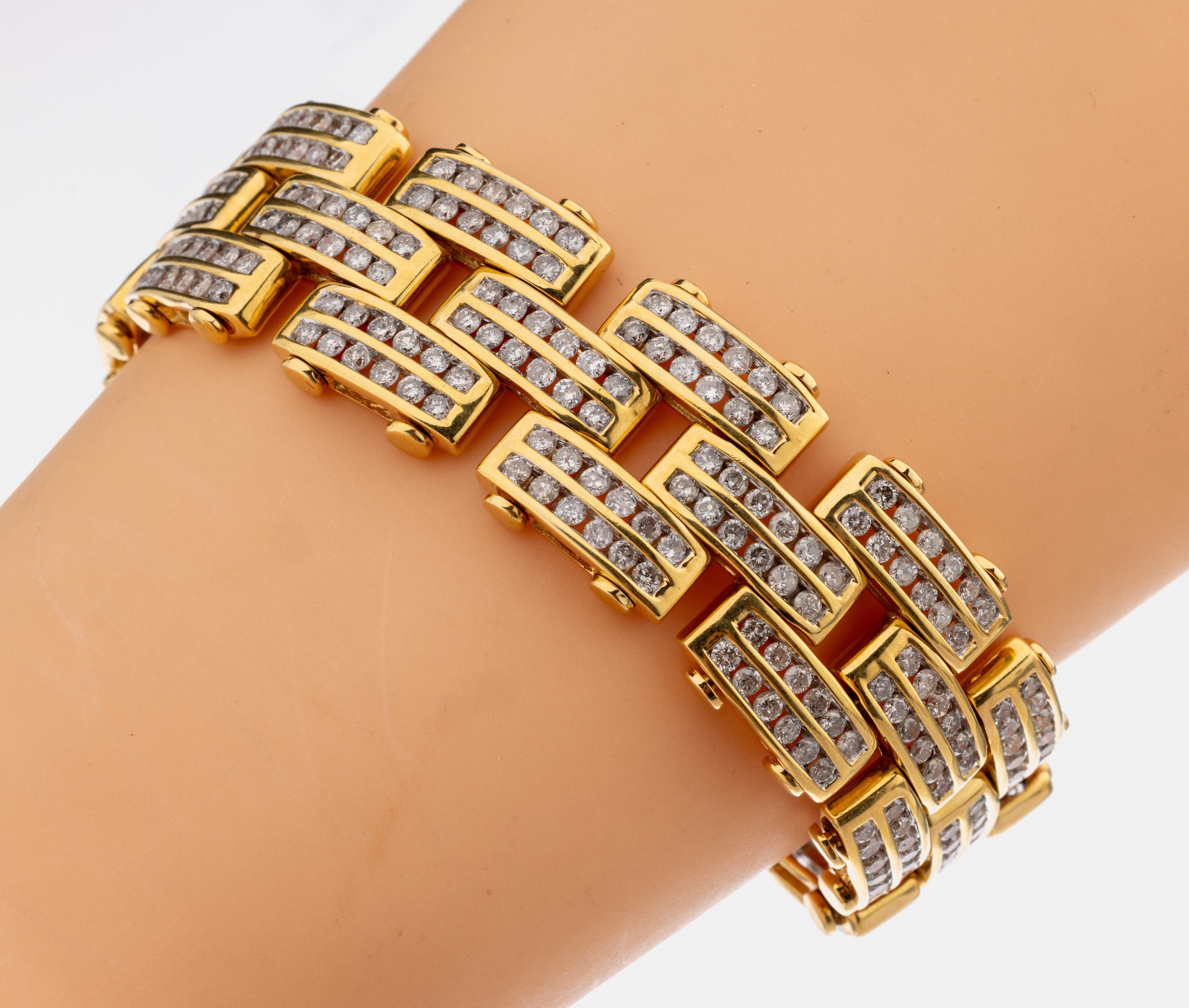 18 kt Gold Brillant-Armband, GG/WG 750/000 gepr., 3-rhg. Backsteinoptik, 396 Brillanten zus. ca. 7.92 ct Weiß/p, B. 2 cm, L. ca. 20 cm, versteckte ...