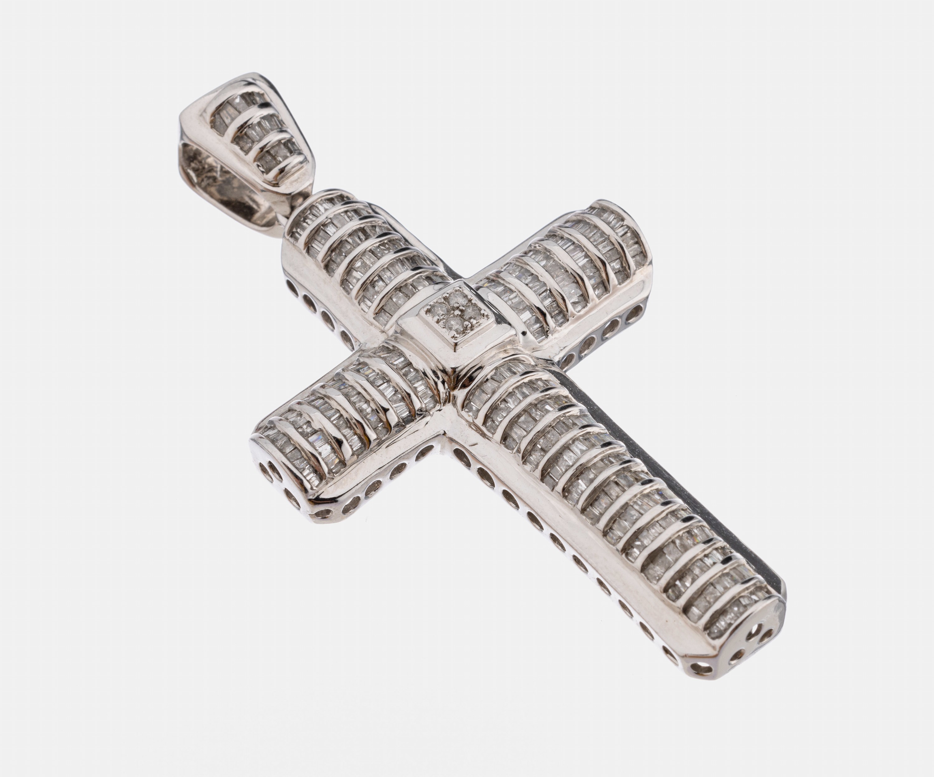 14 kt Gold Diamant-Kreuzanhänger, WG 585/000, ca. 271 Diamantbaguettes und -trapezeund 4 Brillanten zus. ca. 1.80 ct Weiß- get.Weiß/p3, ca. 6.6 x ...