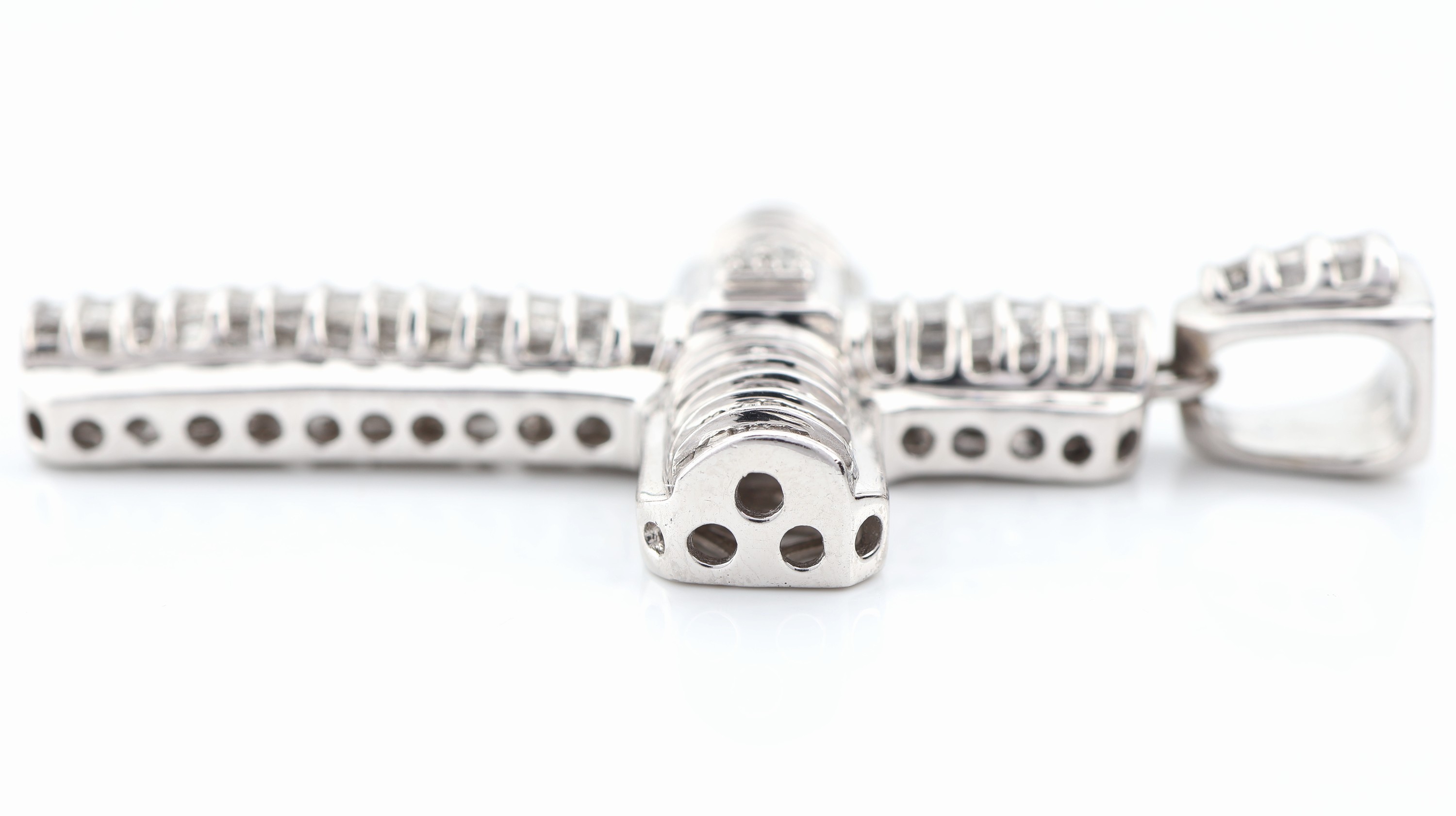 Detail a: 14 kt Gold Diamant-Kreuzanhänger, WG 585/000, ca. 271 Diamantbaguettes und -trapezeund 4 Brillanten zus. ca. 1.80 ct Weiß- get.Weiß/p3, ca. 6.6 x ...