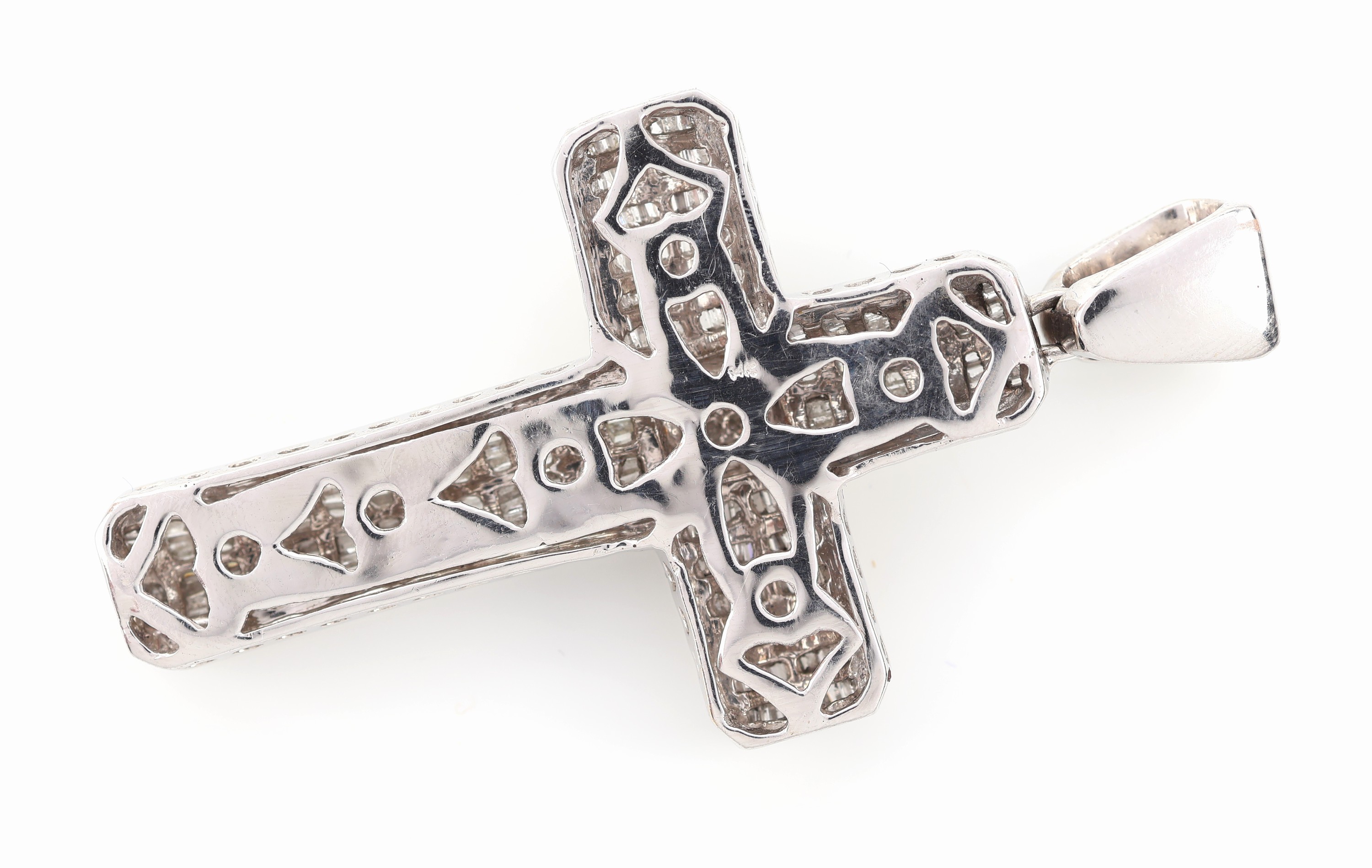 Detail b: 14 kt Gold Diamant-Kreuzanhänger, WG 585/000, ca. 271 Diamantbaguettes und -trapezeund 4 Brillanten zus. ca. 1.80 ct Weiß- get.Weiß/p3, ca. 6.6 x ...