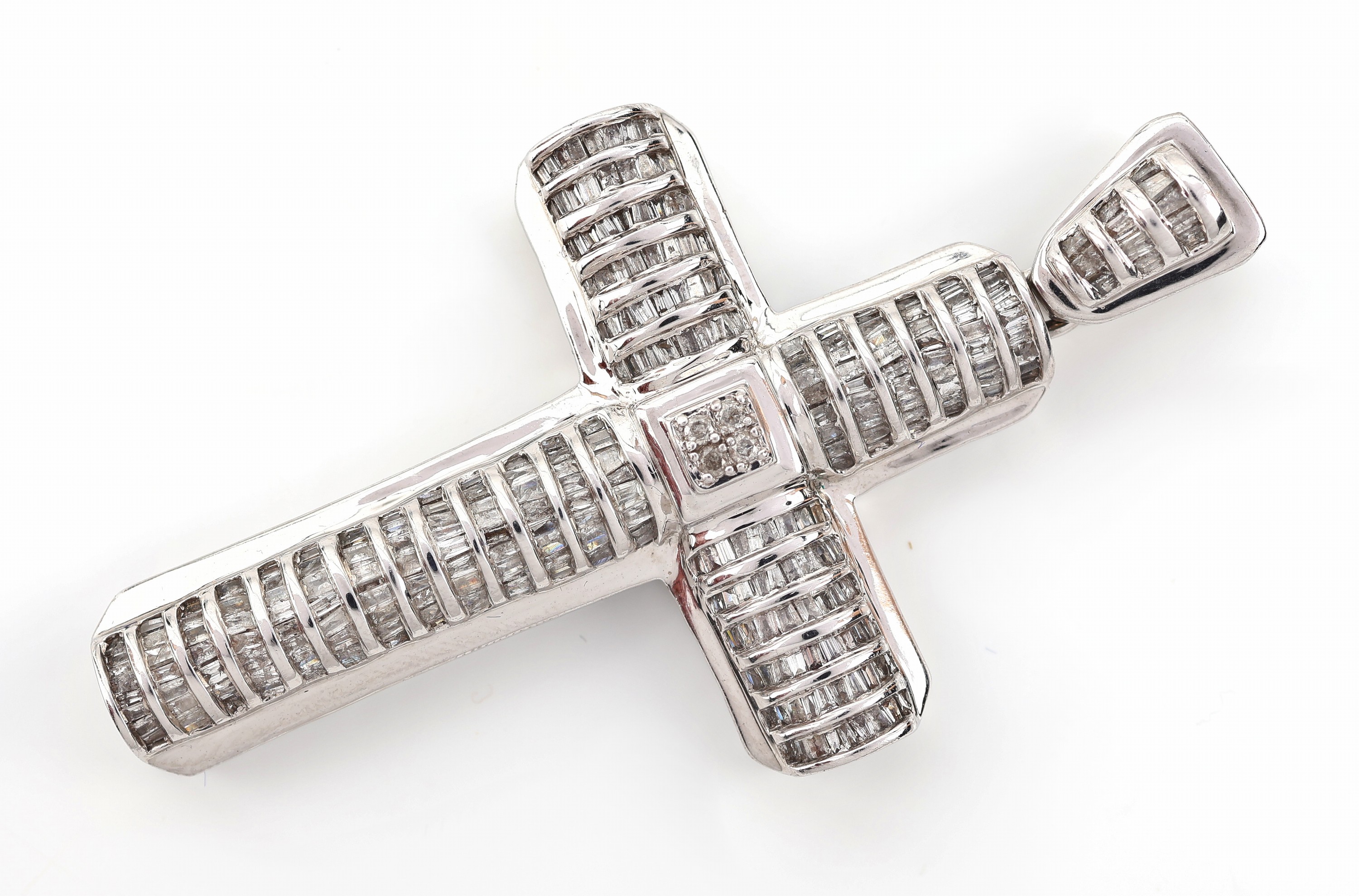 Detail c: 14 kt Gold Diamant-Kreuzanhänger, WG 585/000, ca. 271 Diamantbaguettes und -trapezeund 4 Brillanten zus. ca. 1.80 ct Weiß- get.Weiß/p3, ca. 6.6 x ...