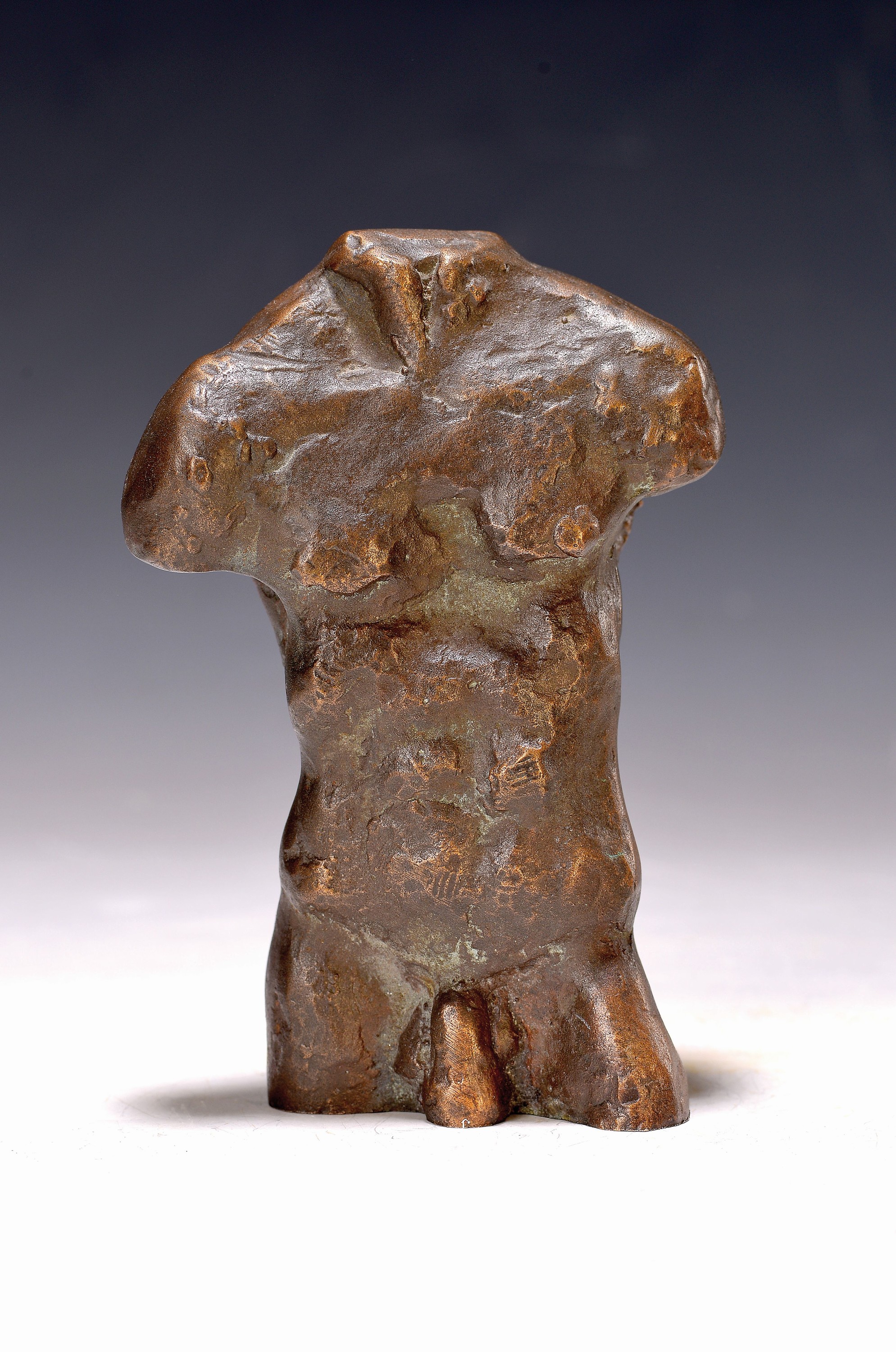 Detail k: Unbekannter Künstler, 20. Jh., Männertorso, vollplastische Bronzefigur, H. ca. 12.5 cm