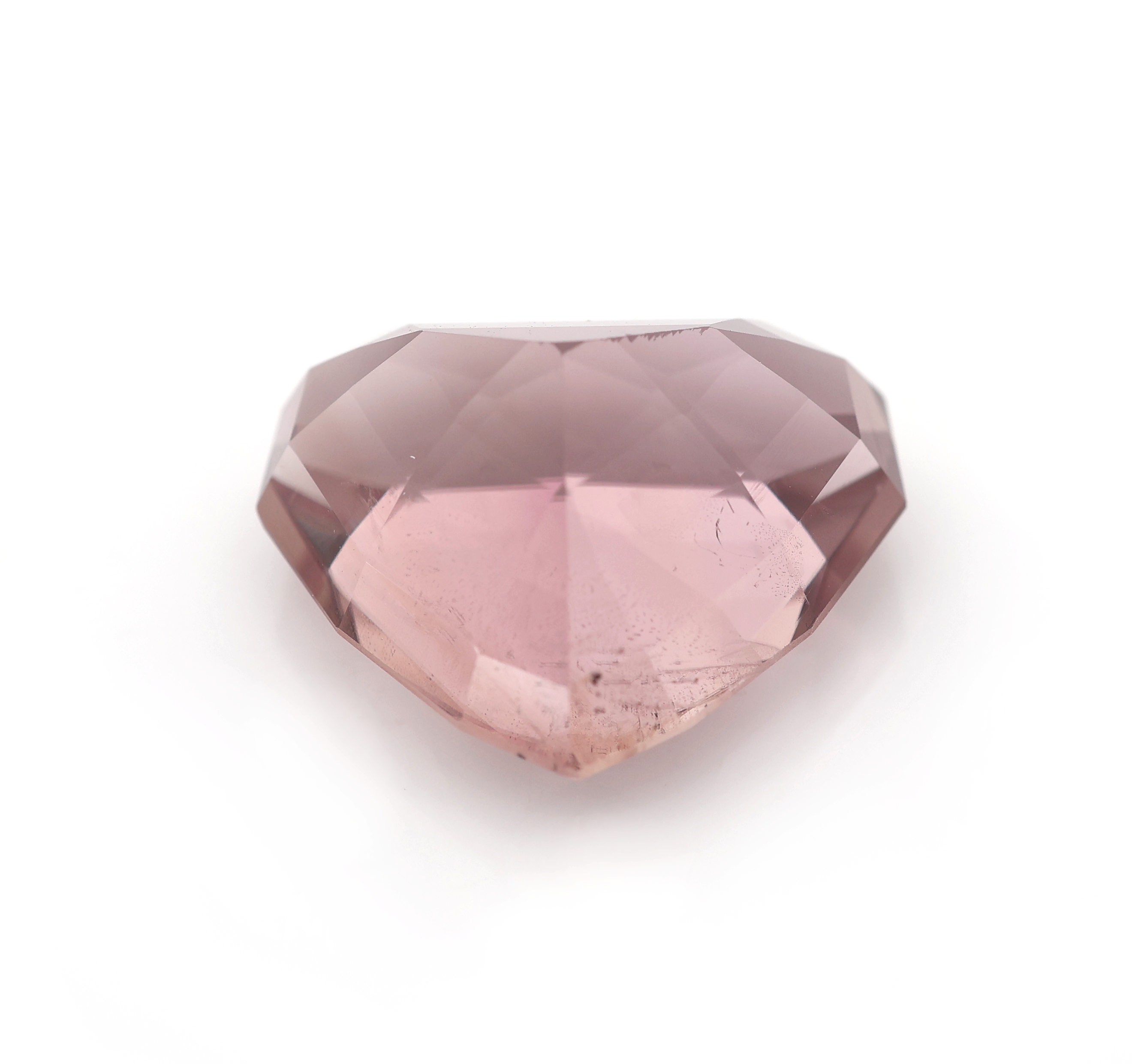 Detail b: Loser pinkfarbener Diaspor, ca. 9.8 ct, facett. Trillantschliff, ca. 14.6 x 12.8 x 8.1mm