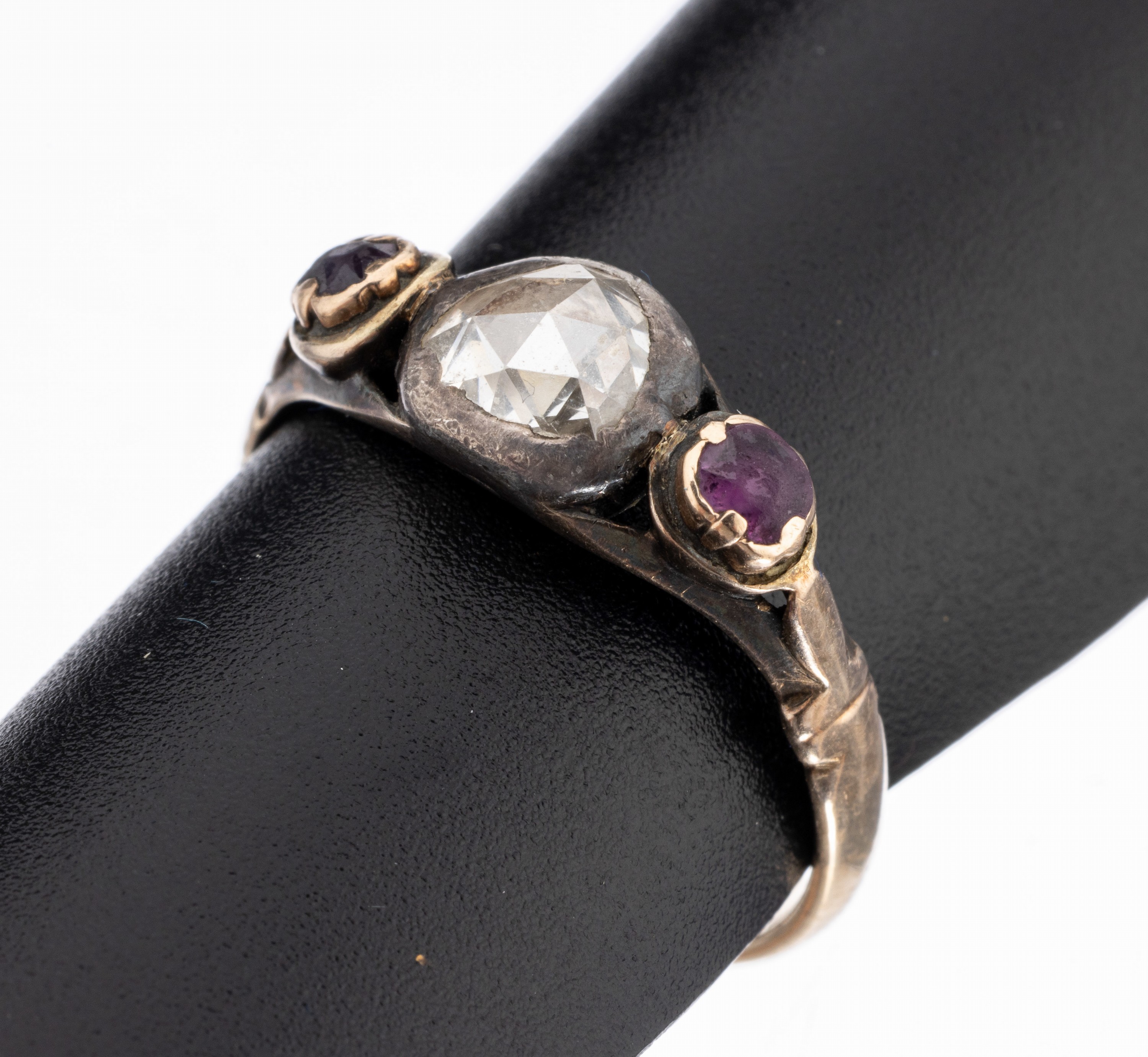 14 kt Gold und Silber Diamant-Rubin-Ring, um 1820, GG 585/000, Ringkopf Silber, 1 Diamantrose 0.60 ct, 2 rundfacett. Rubine ca. 0.10 ct, Rubine ...