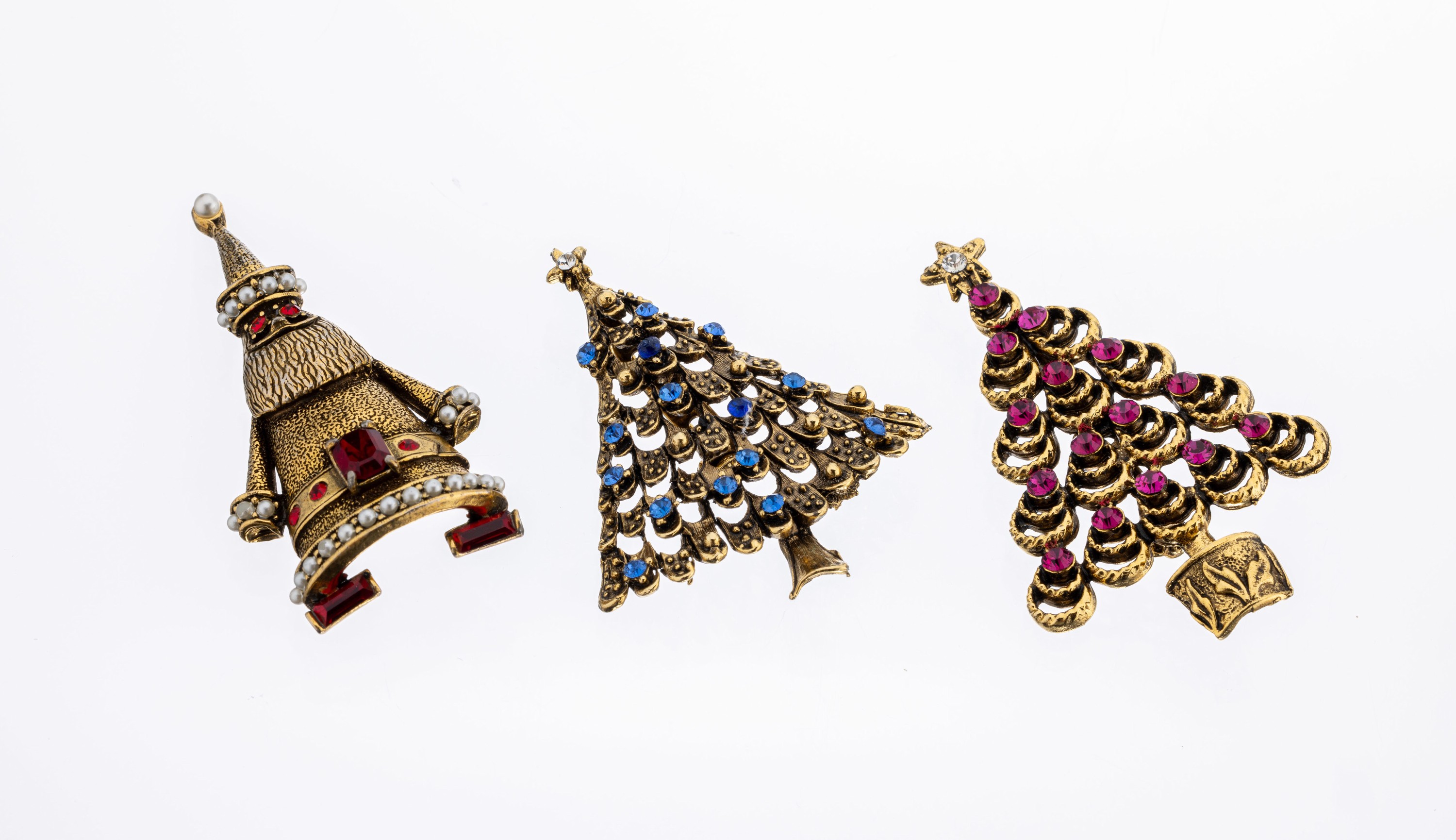 Konvolut 3 Weihnachtsbroschen, USA 1950er Jahre, Metall vergoldet, bunter Swarovsky- Steinbesatz, 1 x HOLLYCRAFT Nikolaus, 2 x Weihnachtsbaum, ...