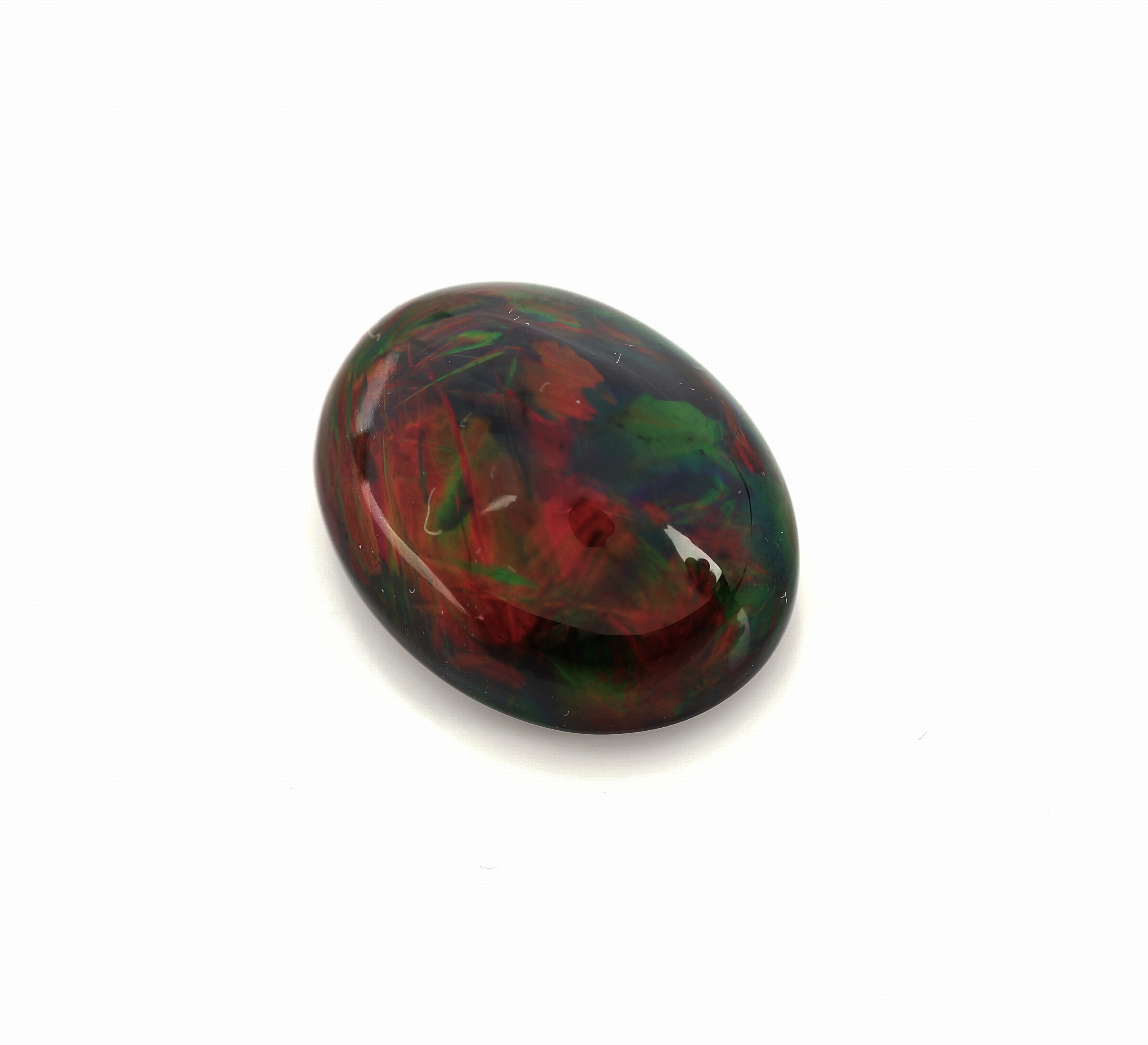 Detail b: Loser Schwarzopal, 20.21 ct, ovaler Cabochon, intensives Farbspiel in rot, gelb und grün, mit GIA-Expertise