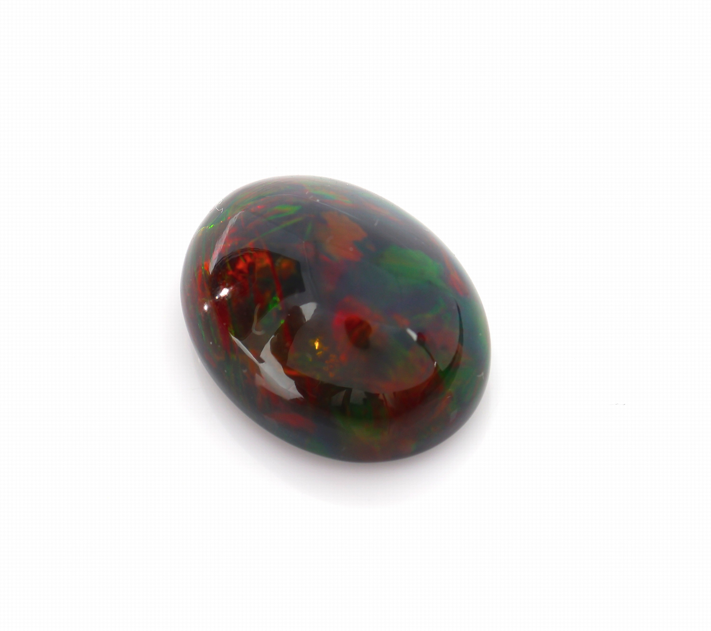 Detail c: Loser Schwarzopal, 20.21 ct, ovaler Cabochon, intensives Farbspiel in rot, gelb und grün, mit GIA-Expertise