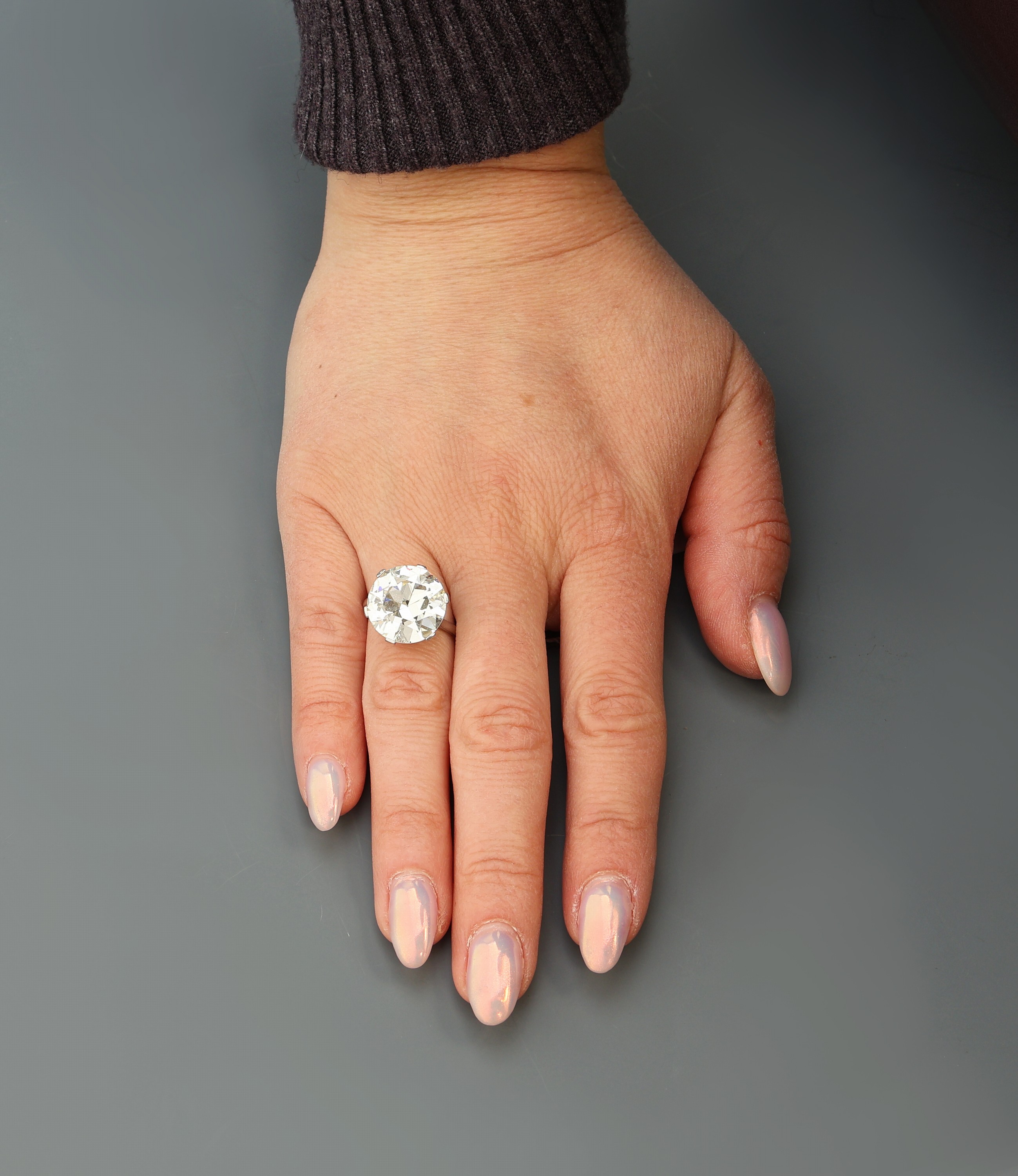 Detail b: 18 kt Gold Brillant-Ring, WG 750/000, Brillant 9.38 ct get.(N,O)-very light Yellow/ vs1, Krappenfassungen, DPL-Expertise vom 24.10.2024 anbei, RW ...